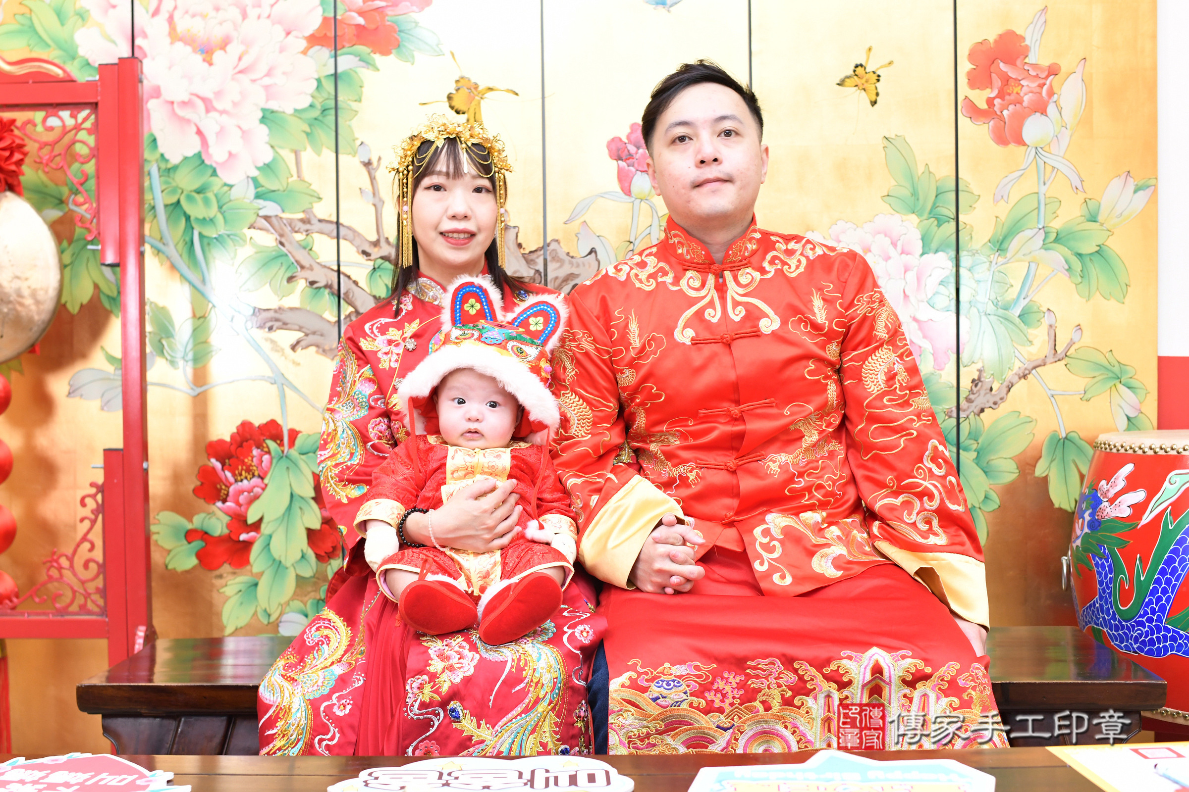 小駿寶寶收涎，成人與小孩古裝禮服照。地點：傳家「台北店」古禮會場，照片1