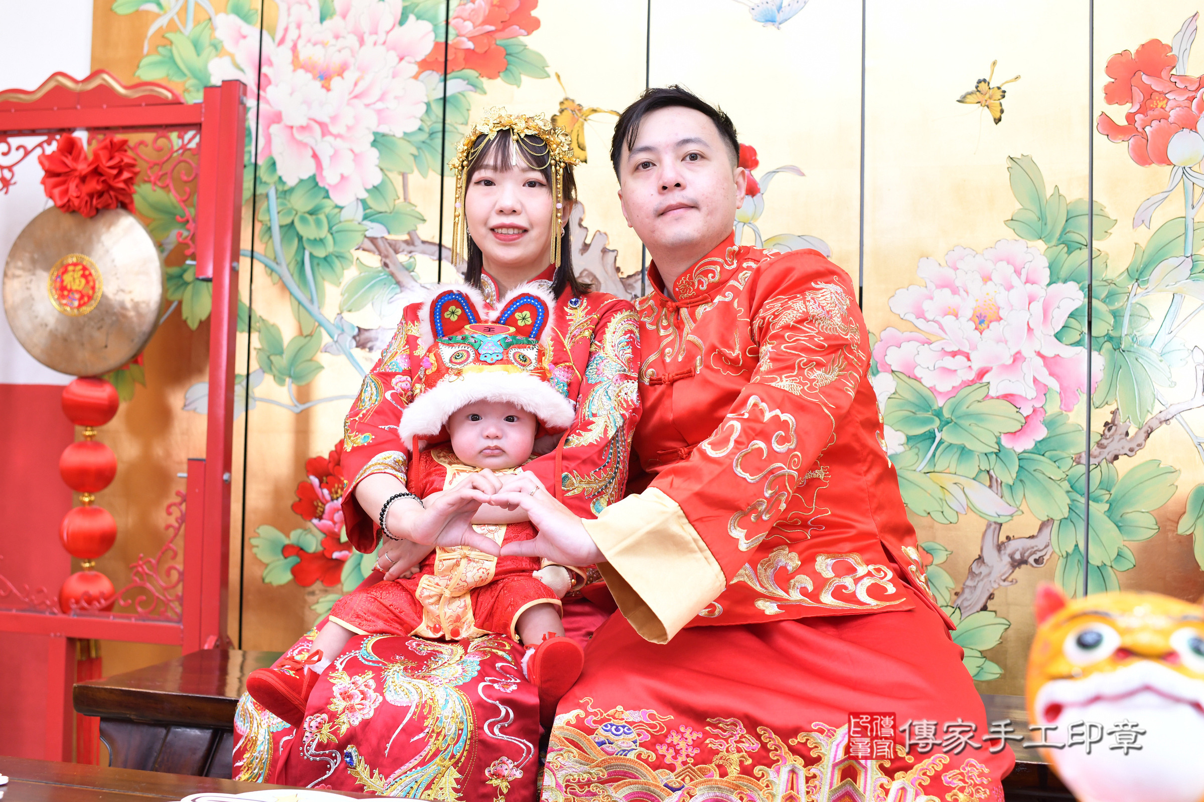 小駿寶寶收涎，成人與小孩古裝禮服照。地點：傳家「台北店」古禮會場，照片3