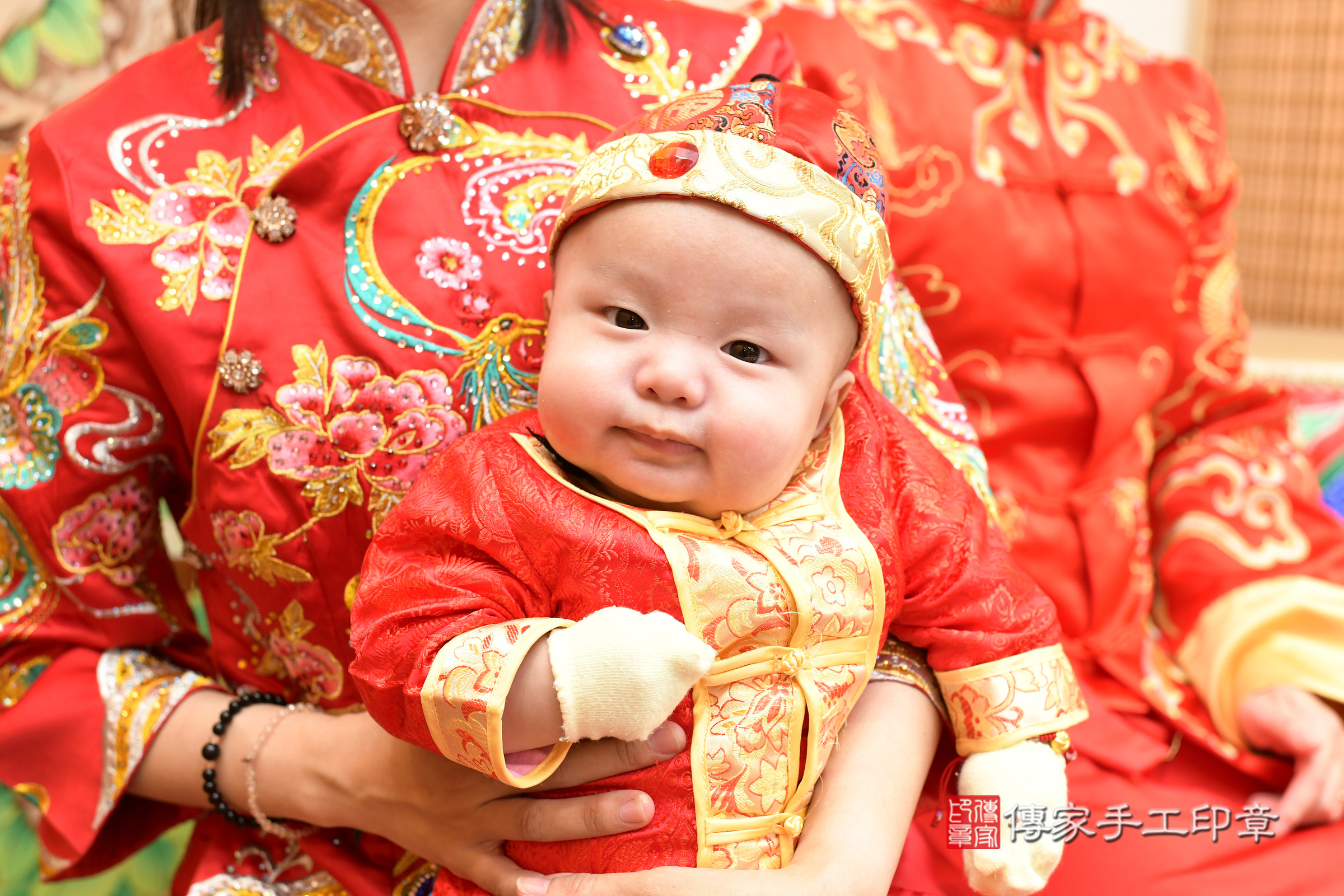 小駿寶寶收涎，小孩古裝禮服照。地點：傳家「台北店」古禮會場，照片4