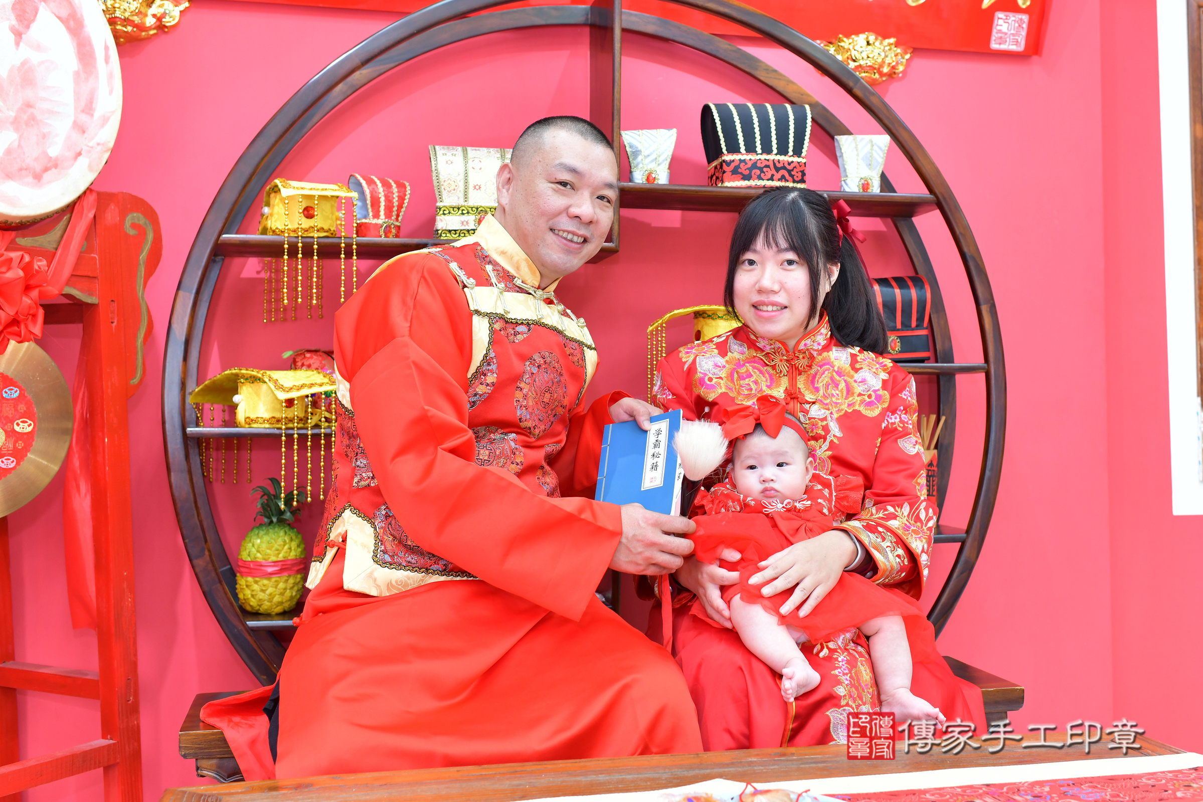 小寧寶寶收涎，成人與小孩古裝禮服照。地點：傳家「台中店」古禮會場，照片2