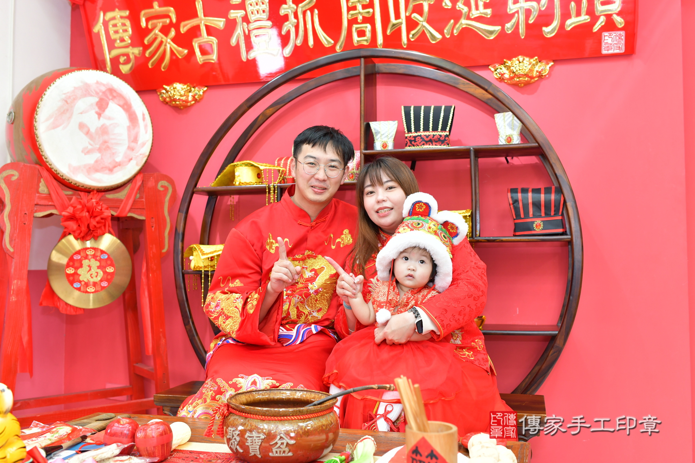 晴晴寶寶抓周，成人與小孩古裝禮服照。地點：傳家「台中店」古禮會場，照片2