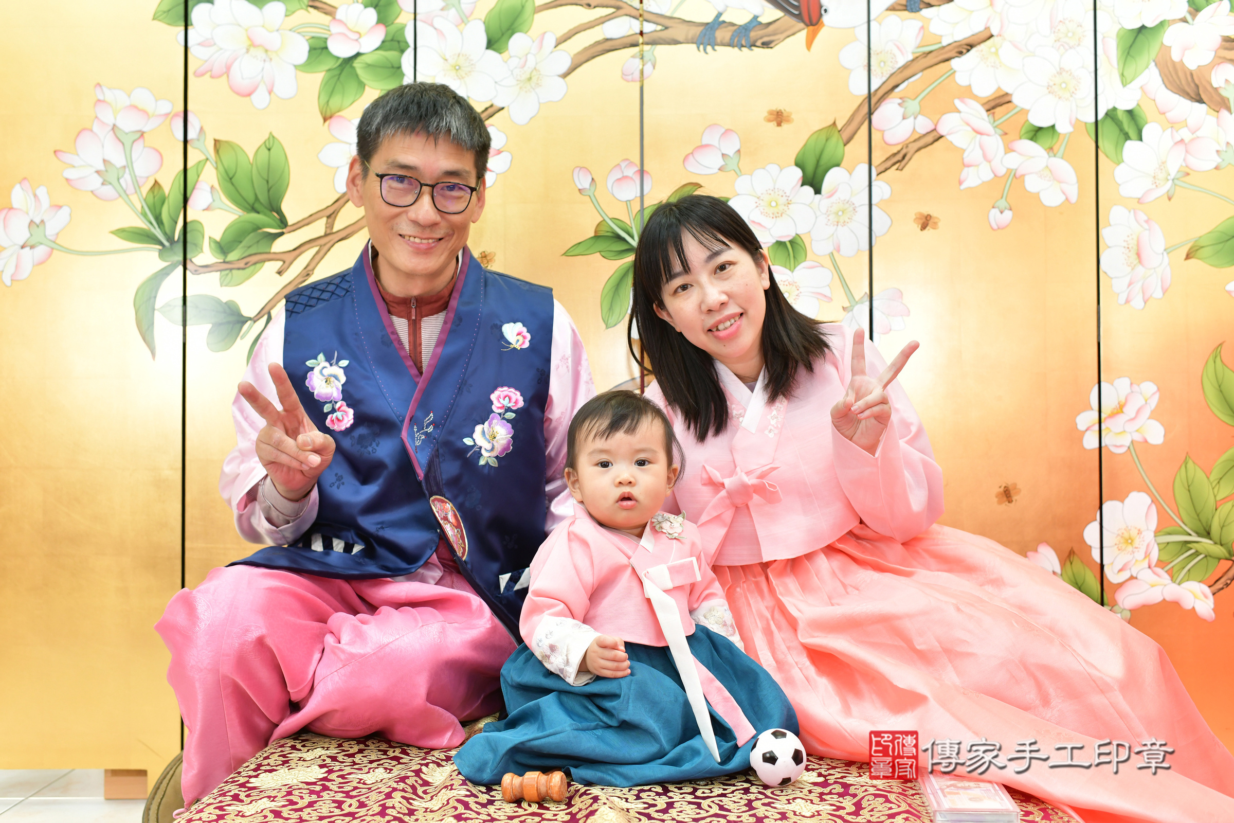 蔓蔓寶寶抓周，成人與小孩古裝禮服照。地點：傳家「台中店」古禮會場，照片1