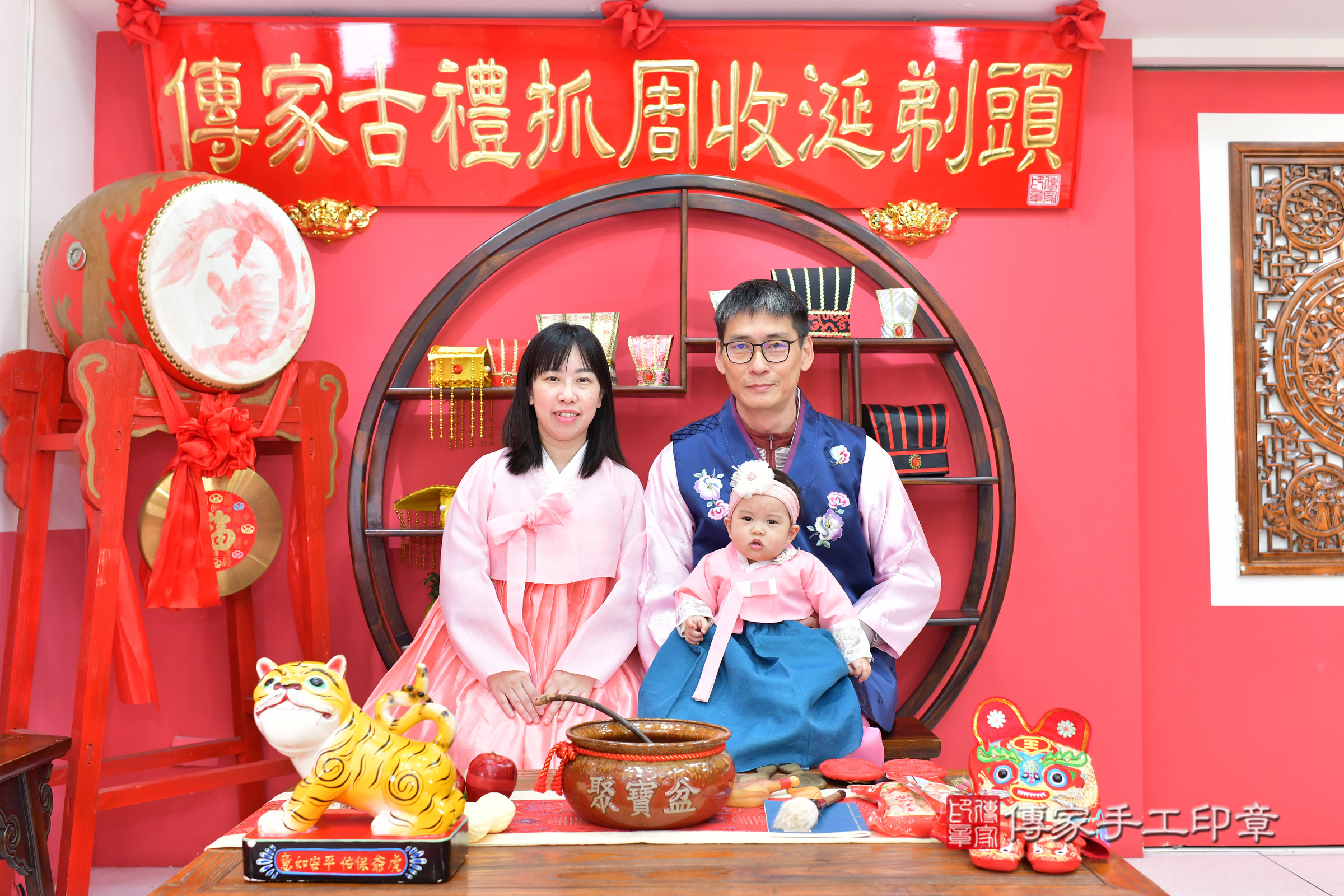 蔓蔓寶寶抓周，成人與小孩古裝禮服照。地點：傳家「台中店」古禮會場，照片2