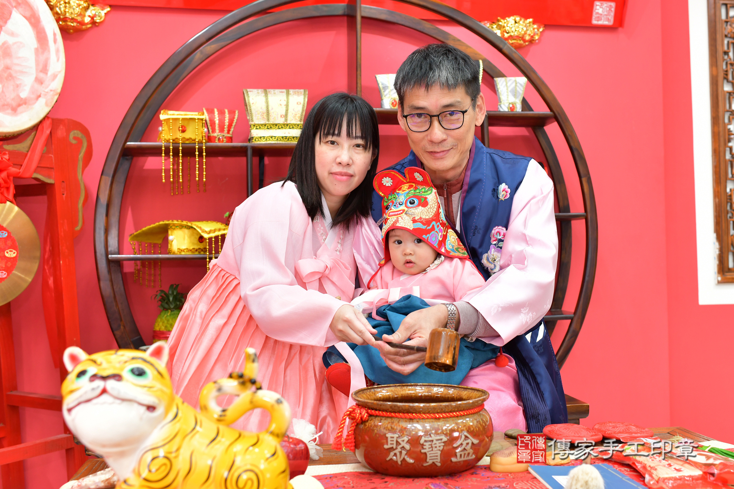 蔓蔓寶寶抓周，成人與小孩古裝禮服照。地點：傳家「台中店」古禮會場，照片4
