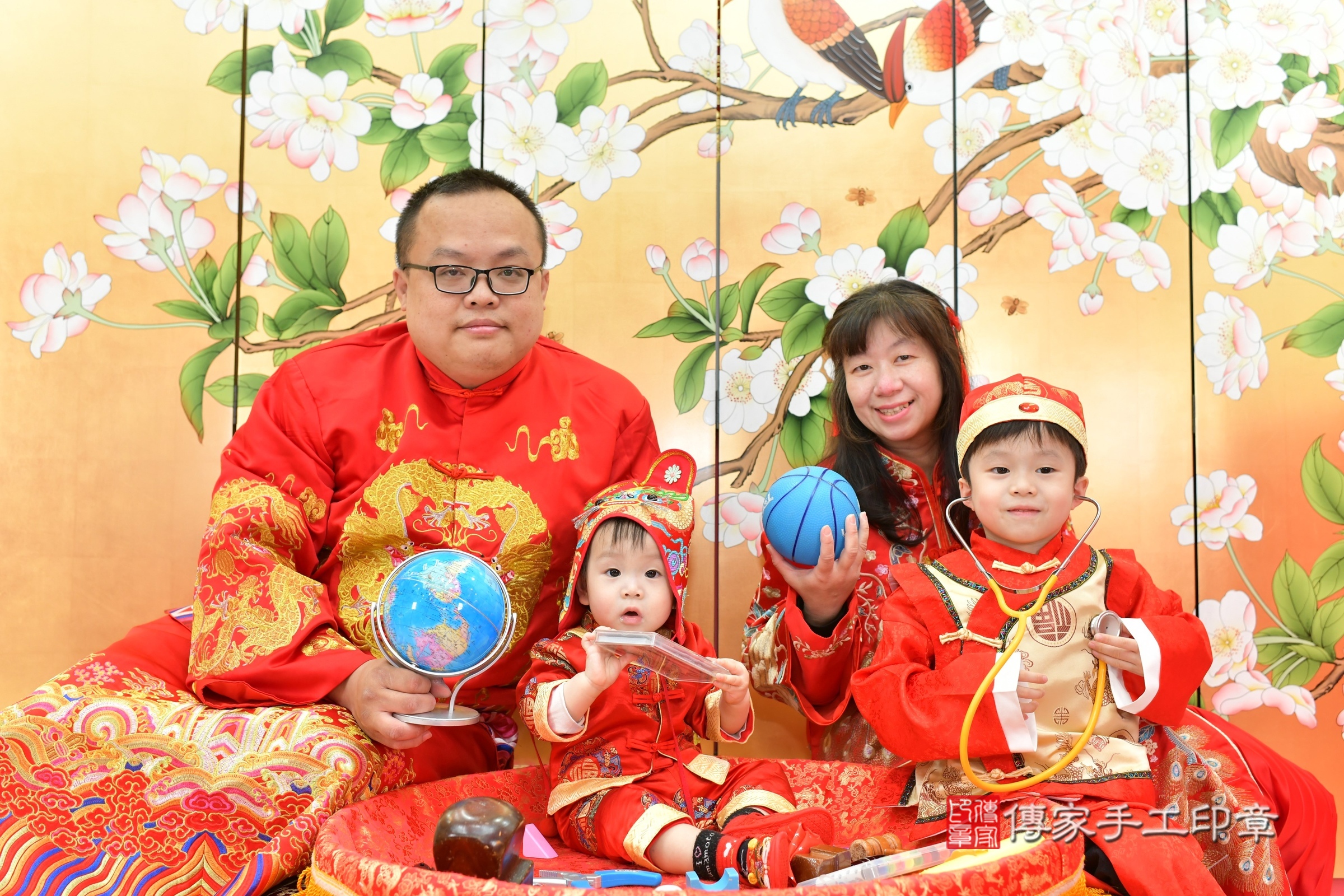 誠誠寶寶抓周，成人與小孩古裝禮服照。地點：傳家「台中店」古禮會場，照片3
