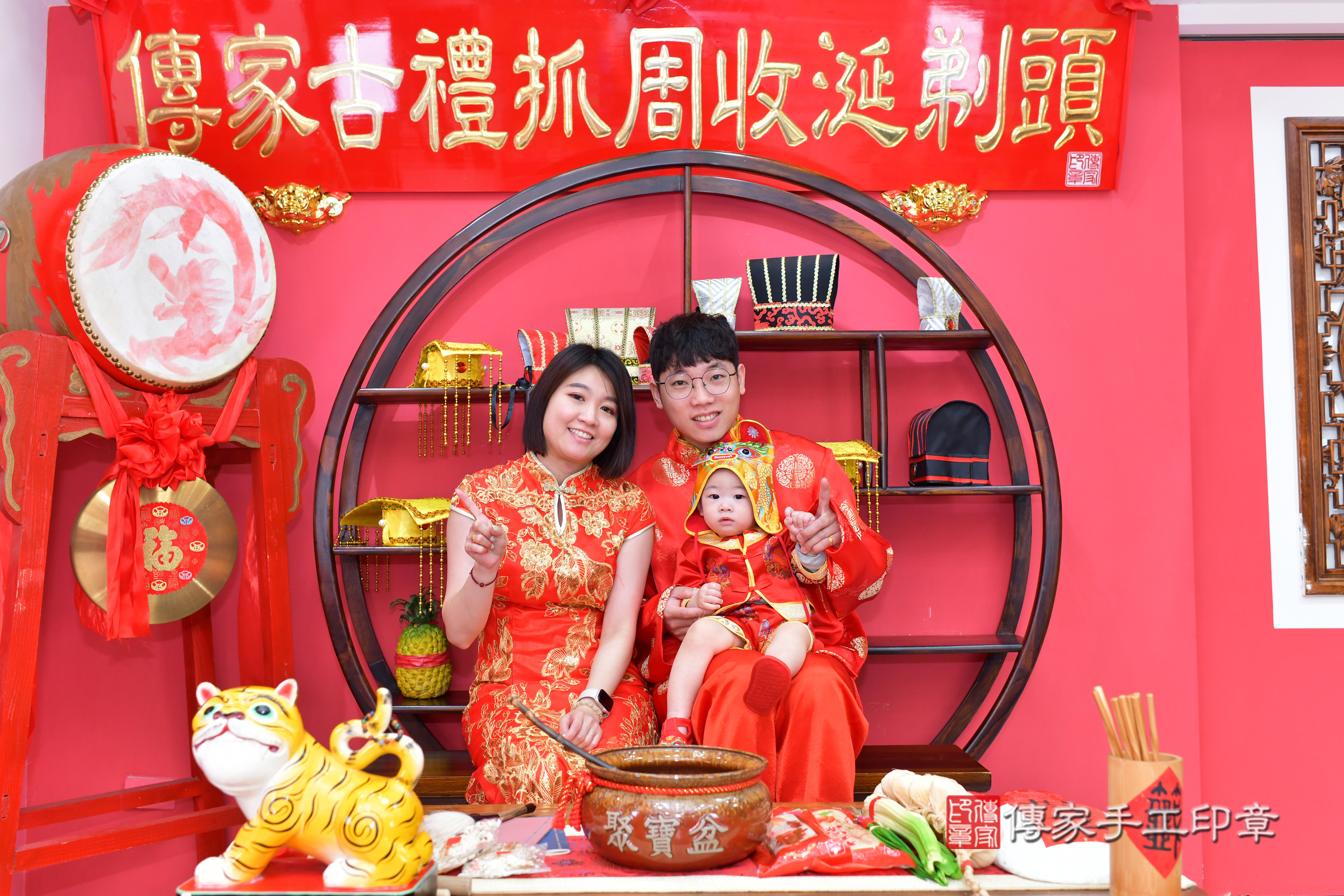 小銘寶寶抓周，成人與小孩古裝禮服照。地點：傳家「台中店」古禮會場，照片2