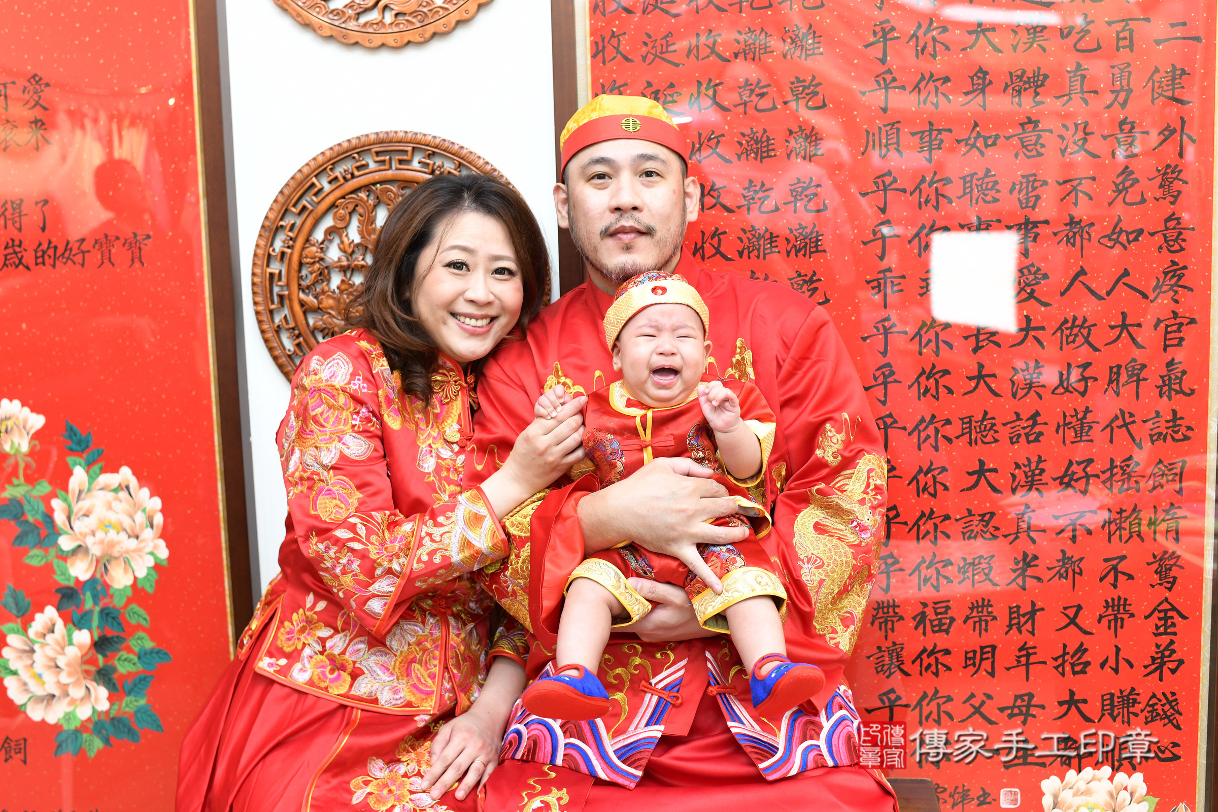 佑佑寶寶收涎，成人與小孩古裝禮服照。地點：傳家「台北店」古禮會場，照片2