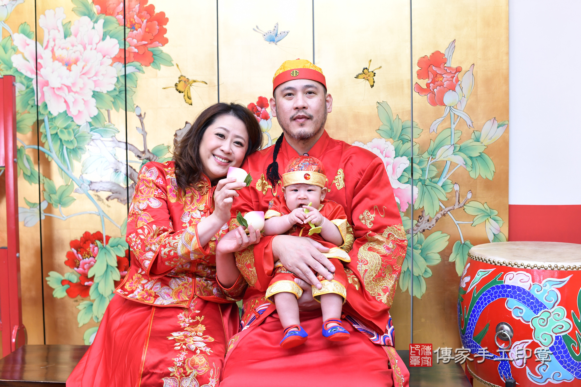佑佑寶寶收涎，成人與小孩古裝禮服照。地點：傳家「台北店」古禮會場，照片4