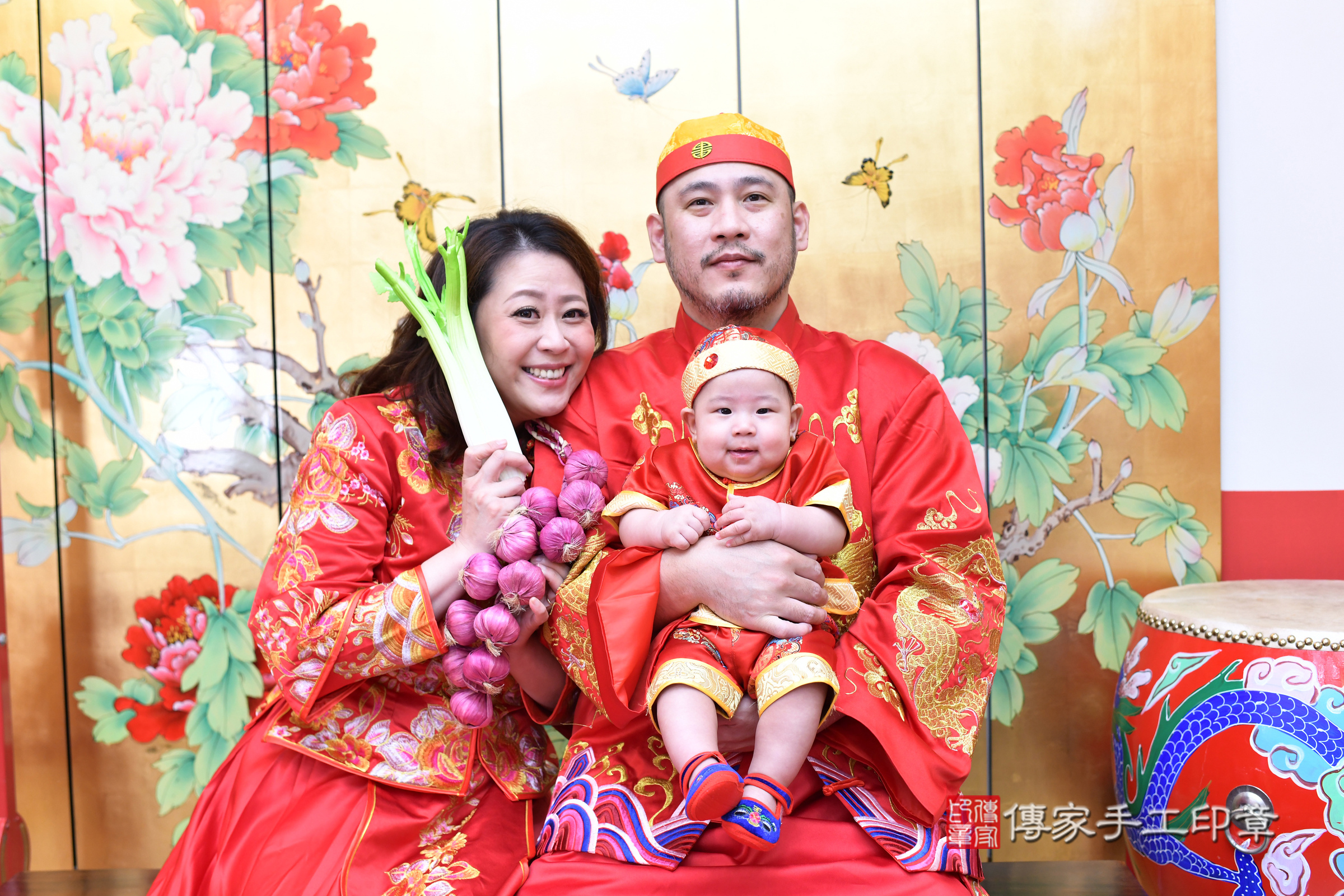 佑佑寶寶收涎，成人與小孩古裝禮服照。地點：傳家「台北店」古禮會場，照片3