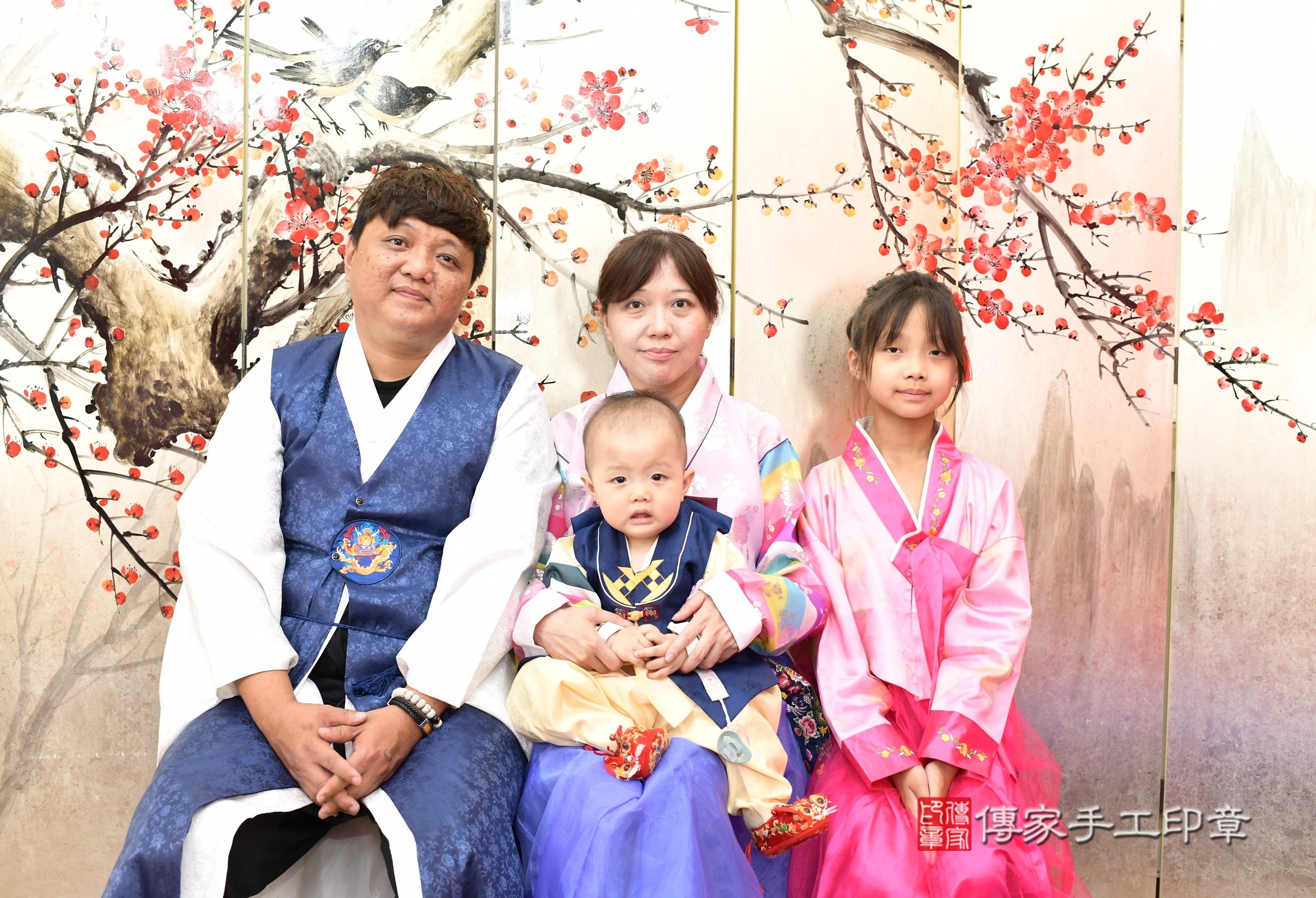 程程寶寶抓周，成人與小孩古裝禮服照。地點：傳家「新北店」古禮會場，照片1
