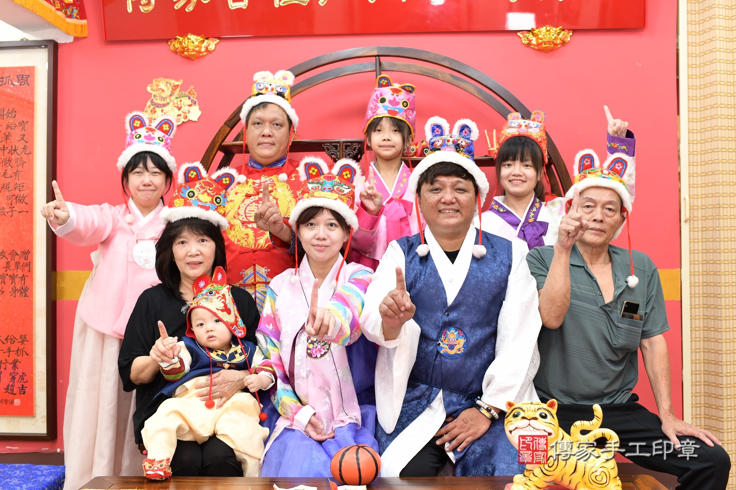 程程寶寶抓周，成人與小孩古裝禮服照。地點：傳家「新北店」古禮會場，照片3