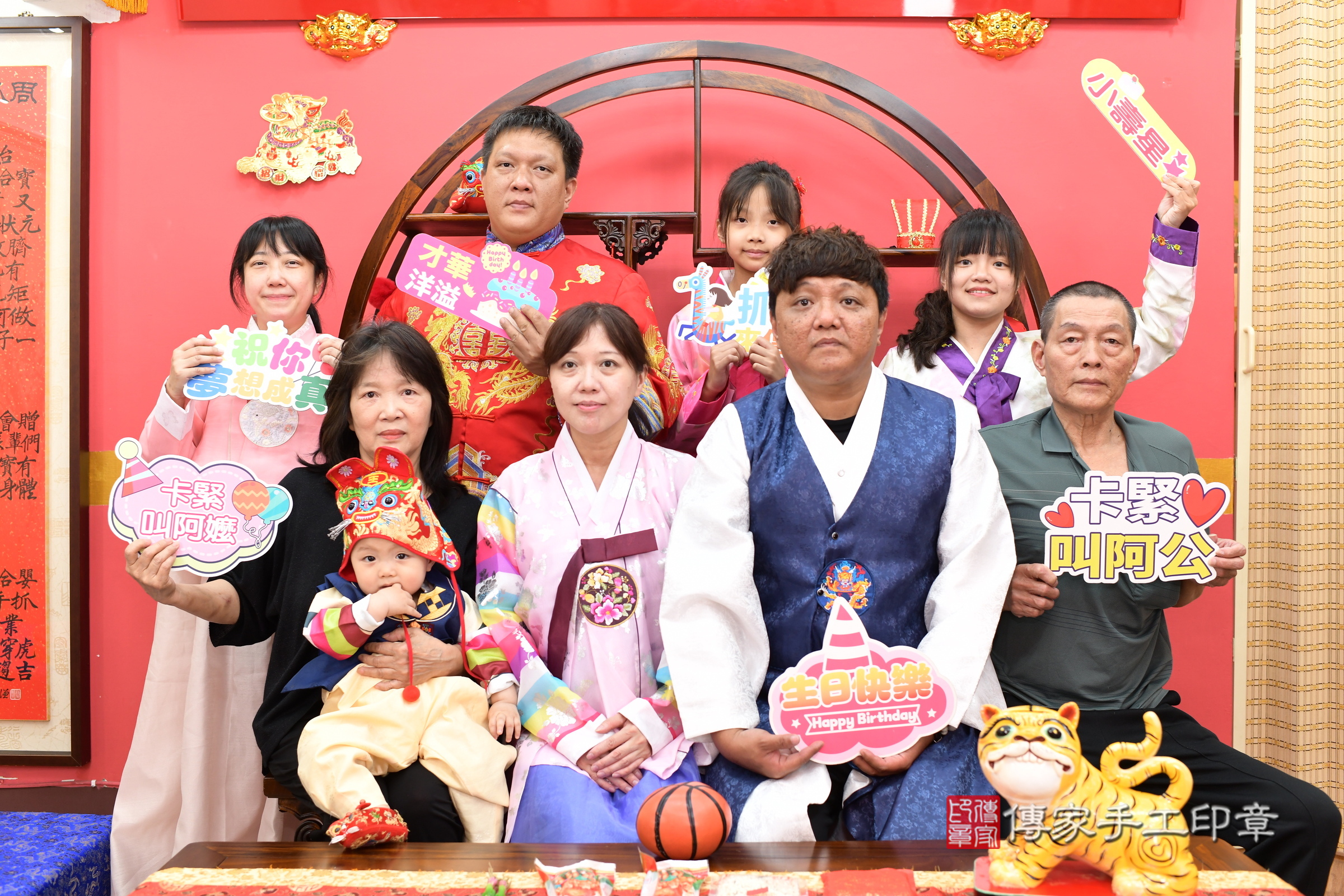 程程寶寶抓周，成人與小孩古裝禮服照。地點：傳家「新北店」古禮會場，照片4