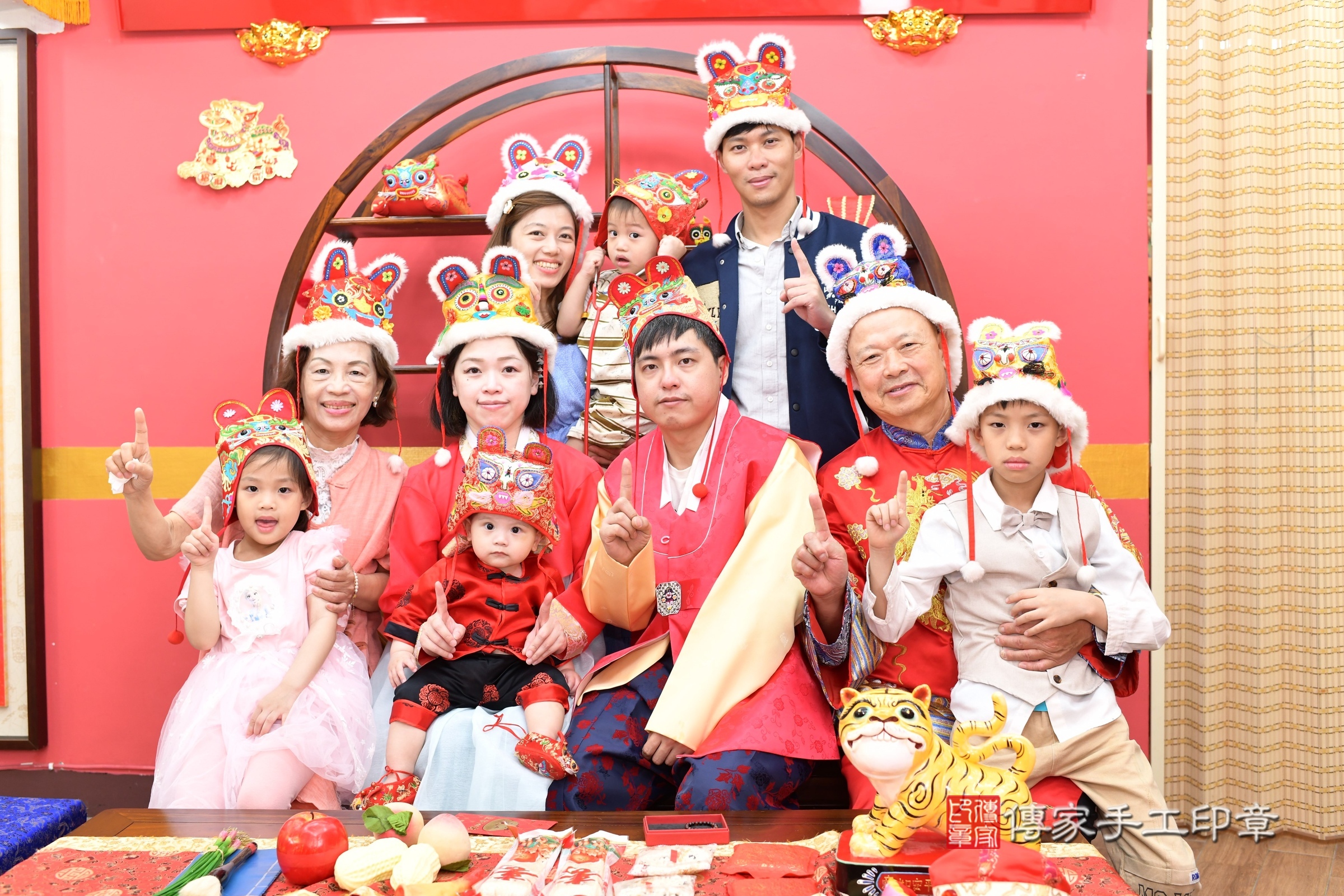 冬冬寶寶抓周，成人與小孩古裝禮服照。地點：傳家「新北店」古禮會場，照片3