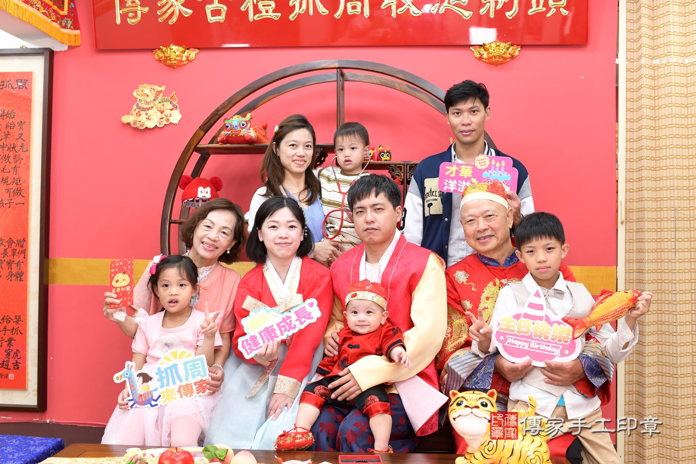 冬冬寶寶抓周，成人與小孩古裝禮服照。地點：傳家「新北店」古禮會場，照片4