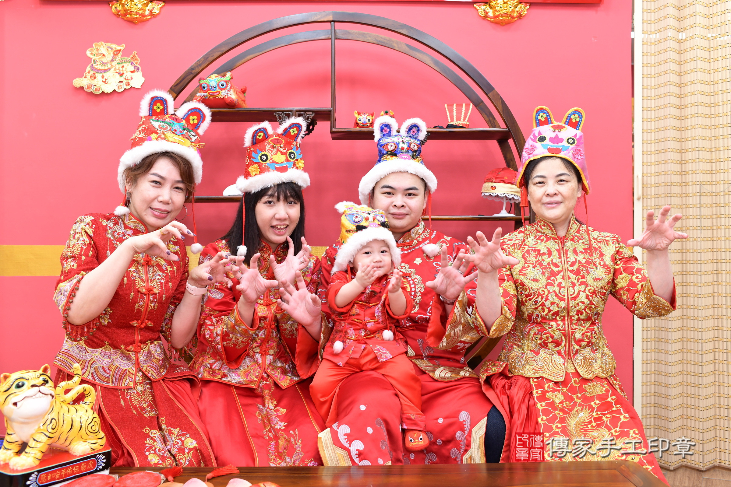 辰辰寶寶抓周，成人與小孩古裝禮服照。地點：傳家「新北店」古禮會場，照片3