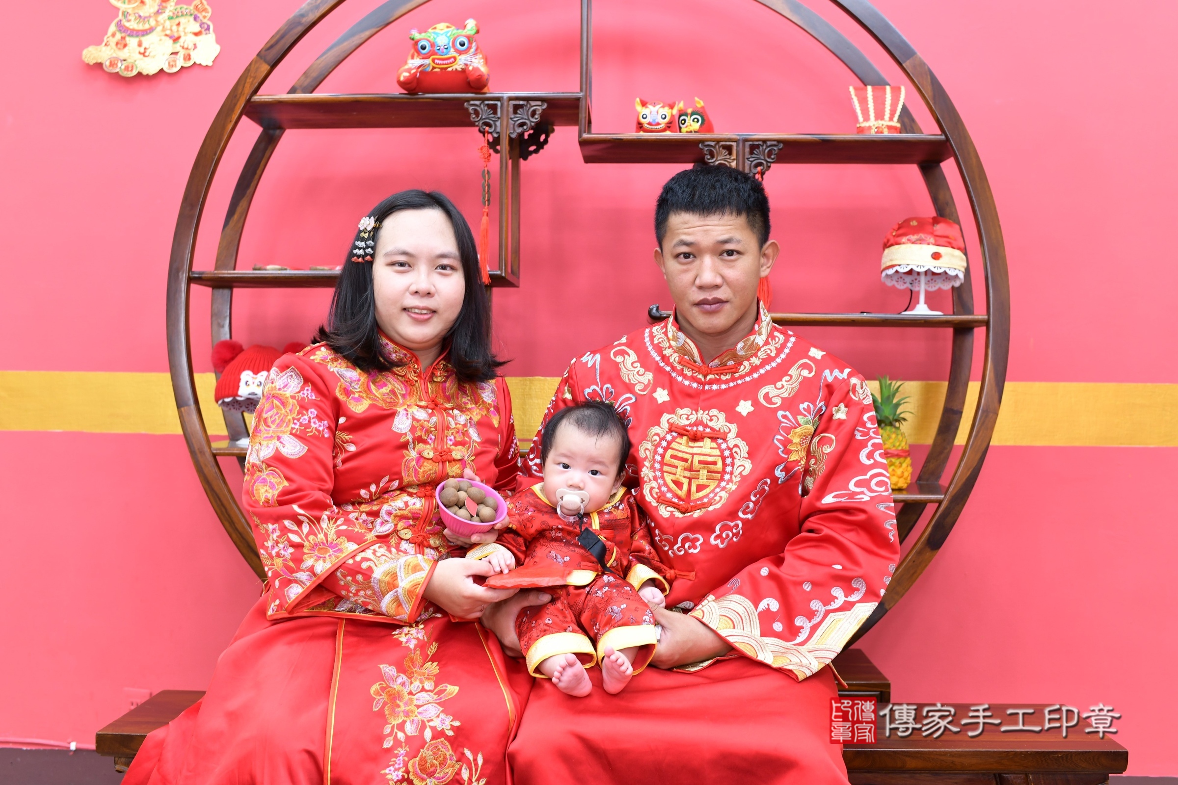 斌斌寶寶剃頭，成人與小孩古裝禮服照。地點：傳家「新北店」古禮會場，照片2