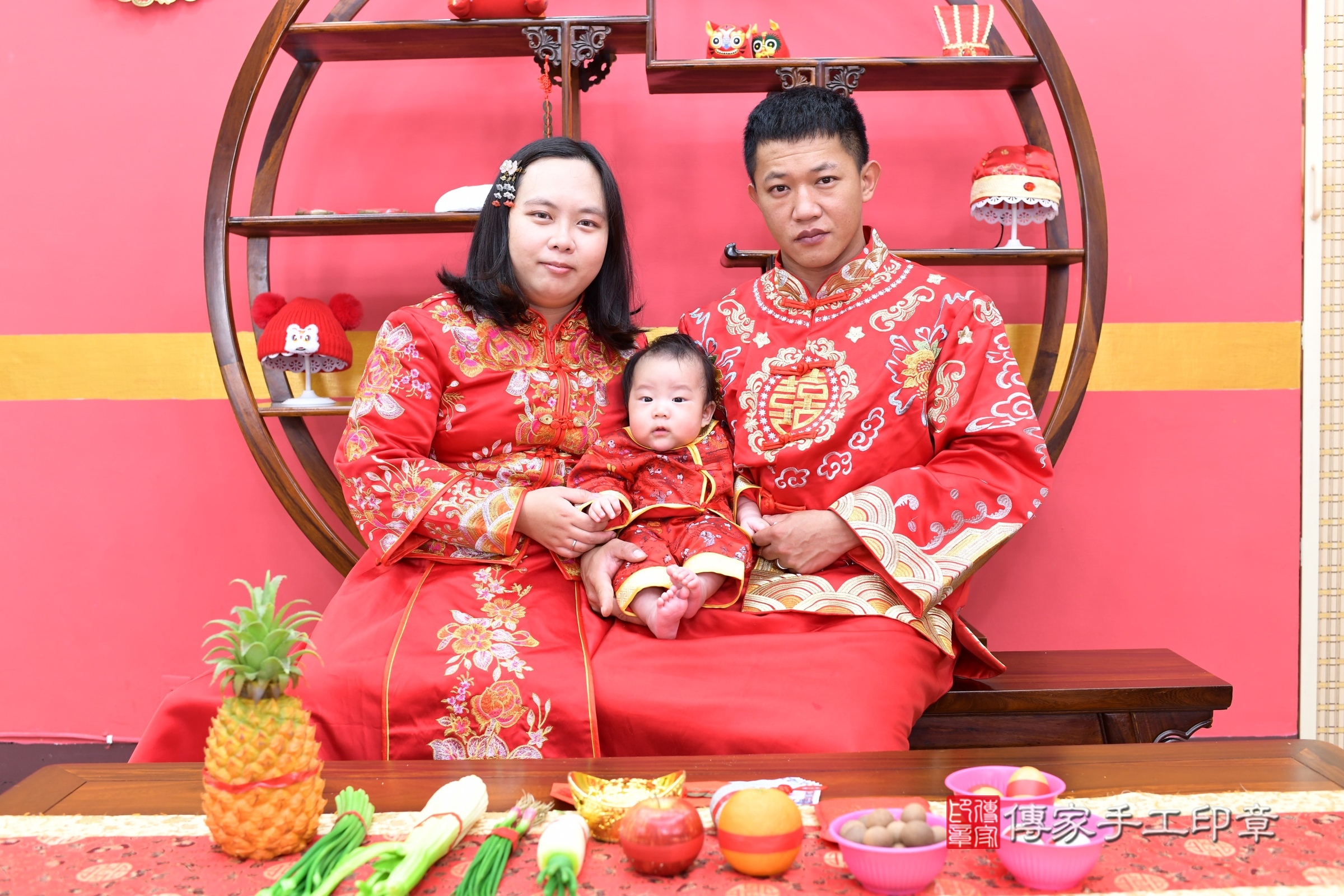 斌斌寶寶剃頭，成人與小孩古裝禮服照。地點：傳家「新北店」古禮會場，照片1