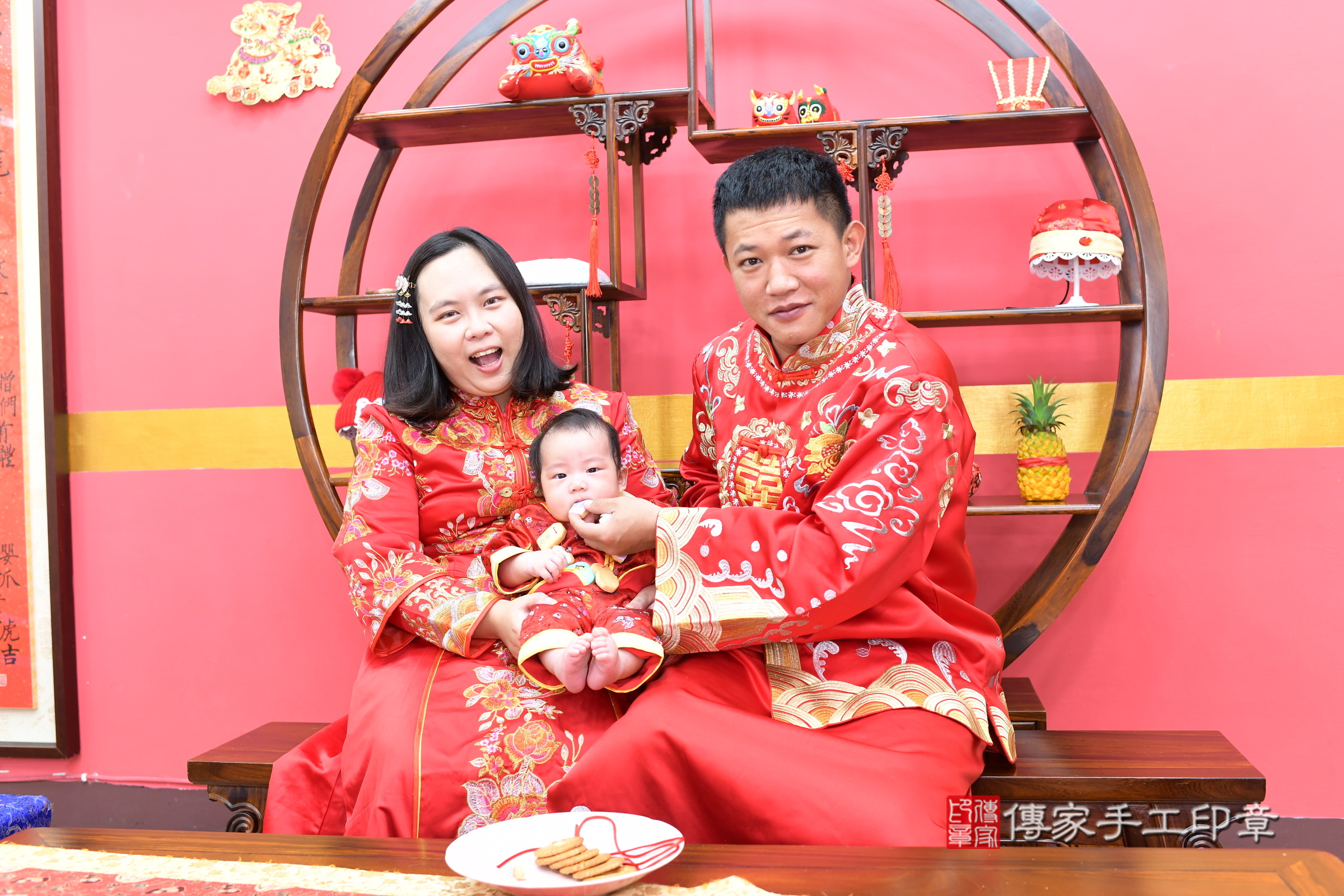 斌斌寶寶收涎，成人與小孩古裝禮服照。地點：傳家「新北店」古禮會場，照片3