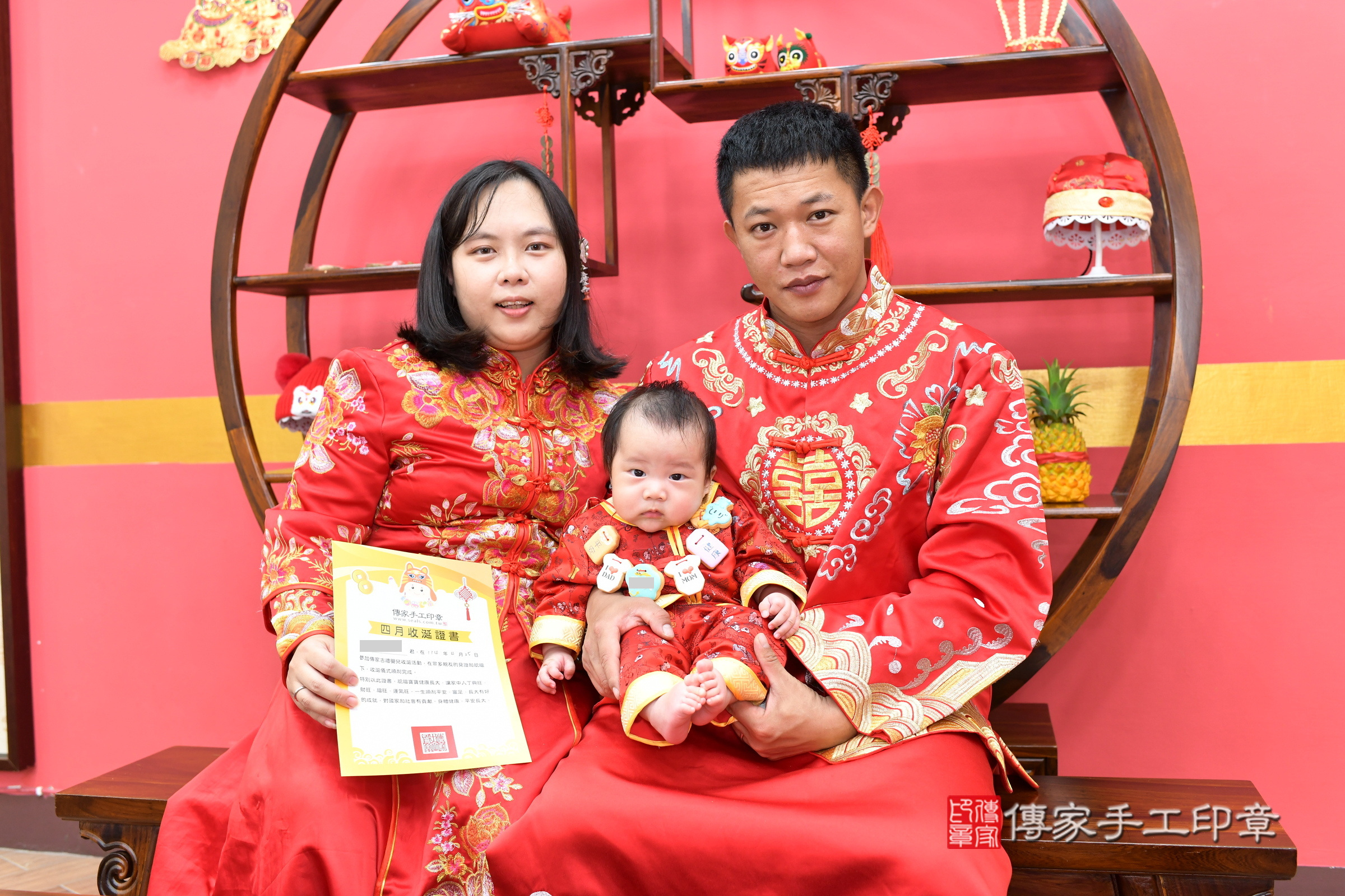 斌斌寶寶收涎，成人與小孩古裝禮服照。地點：傳家「新北店」古禮會場，照片4