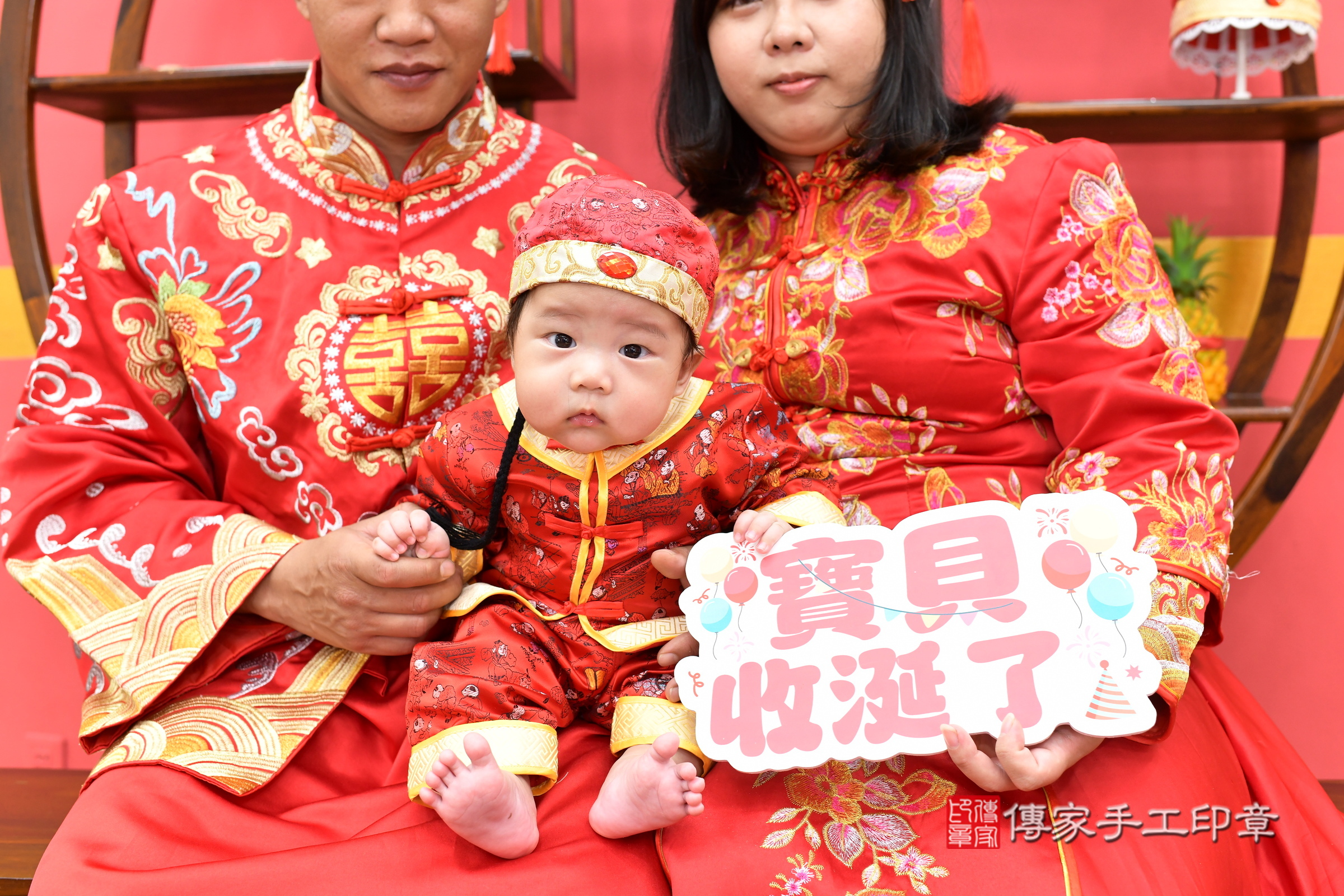 斌斌寶寶收涎，小孩古裝禮服照。地點：傳家「新北店」古禮會場，照片1