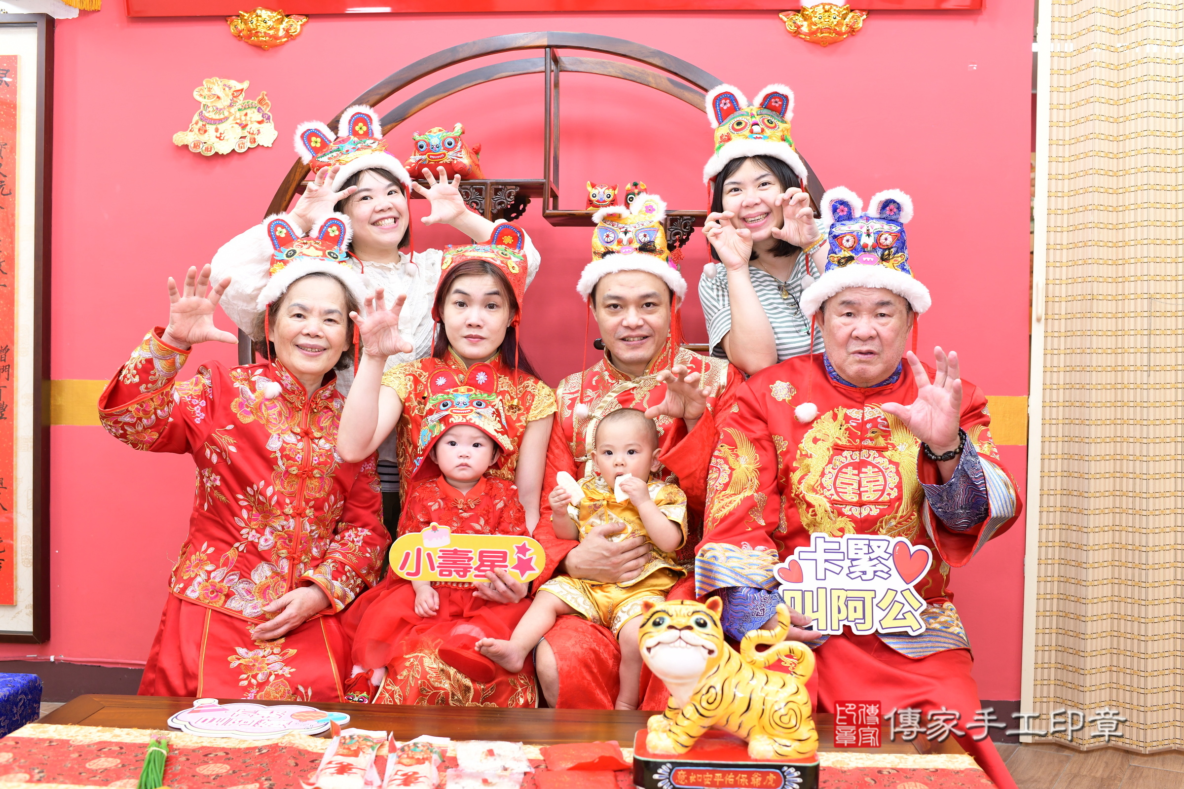 小雨寶寶和小宥寶寶抓周，成人與小孩古裝禮服照。地點：傳家「新北店」古禮會場，照片4