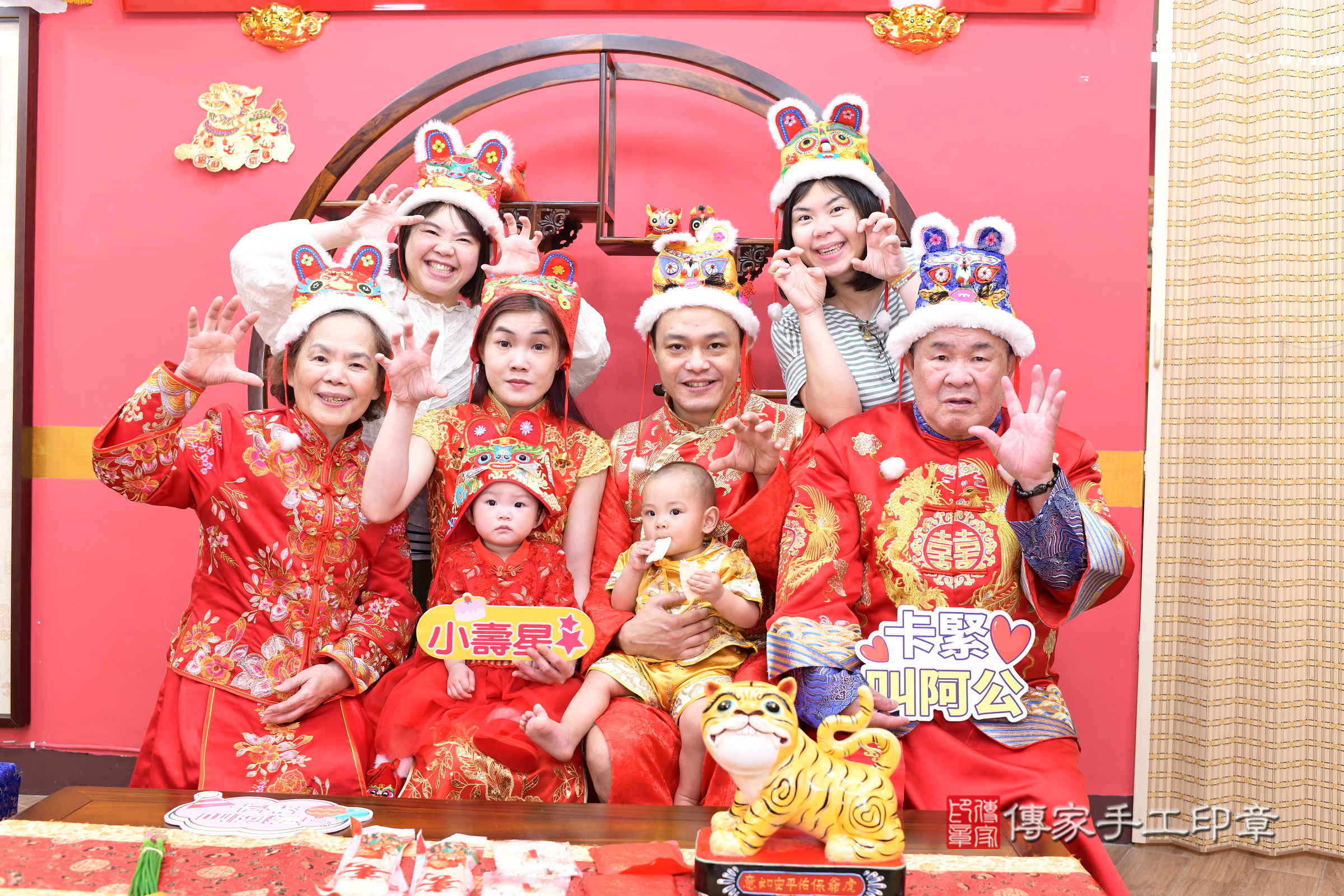 小雨寶寶和小宥寶寶抓周，成人與小孩古裝禮服照。地點：傳家「新北店」古禮會場，照片2