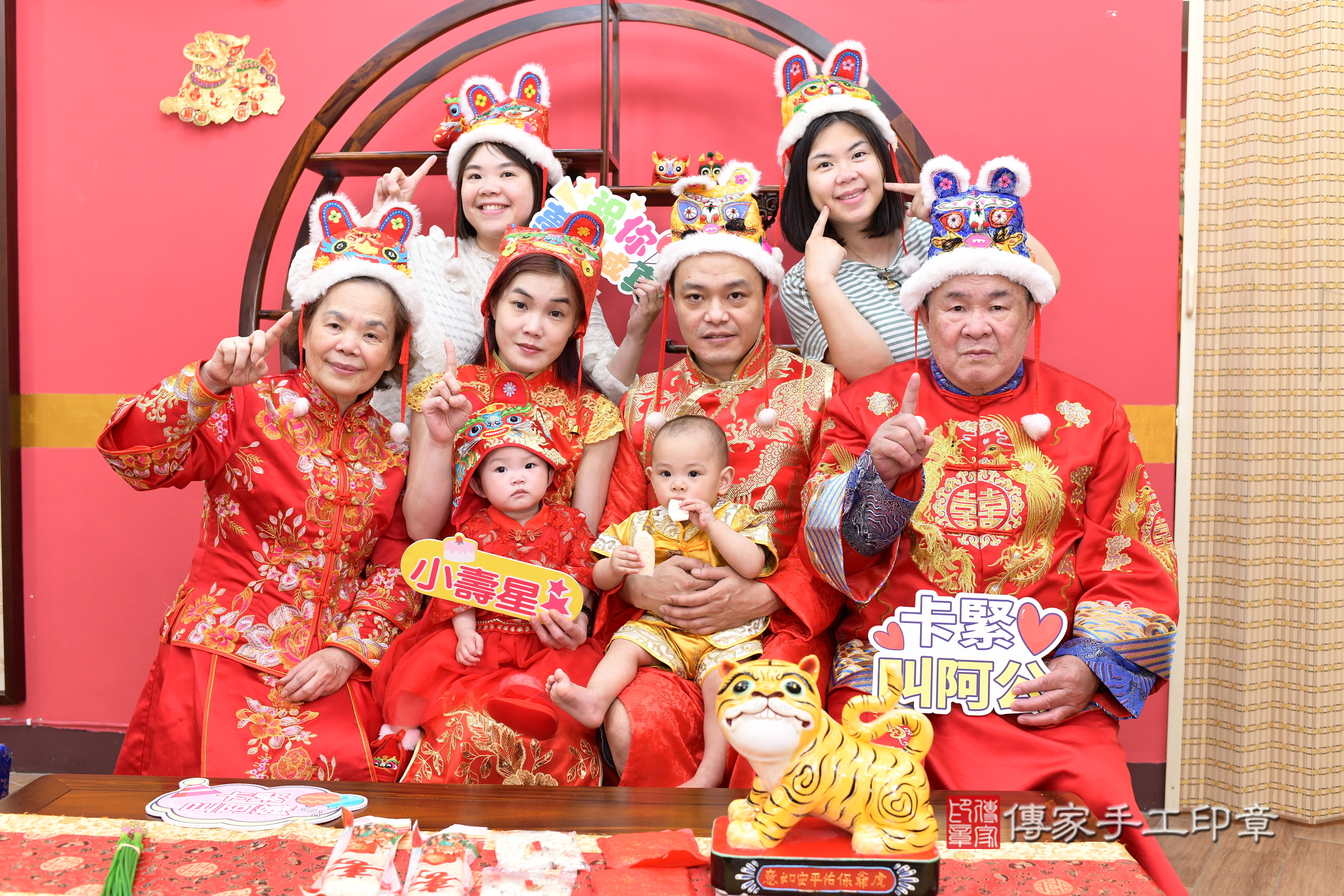小雨寶寶和小宥寶寶抓周，成人與小孩古裝禮服照。地點：傳家「新北店」古禮會場，照片1