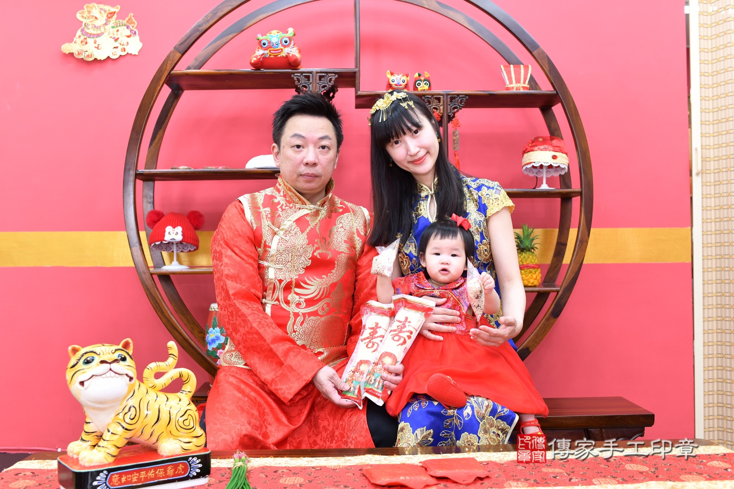 小渝寶寶抓周，成人與小孩古裝禮服照。地點：傳家「新北店」古禮會場，照片3