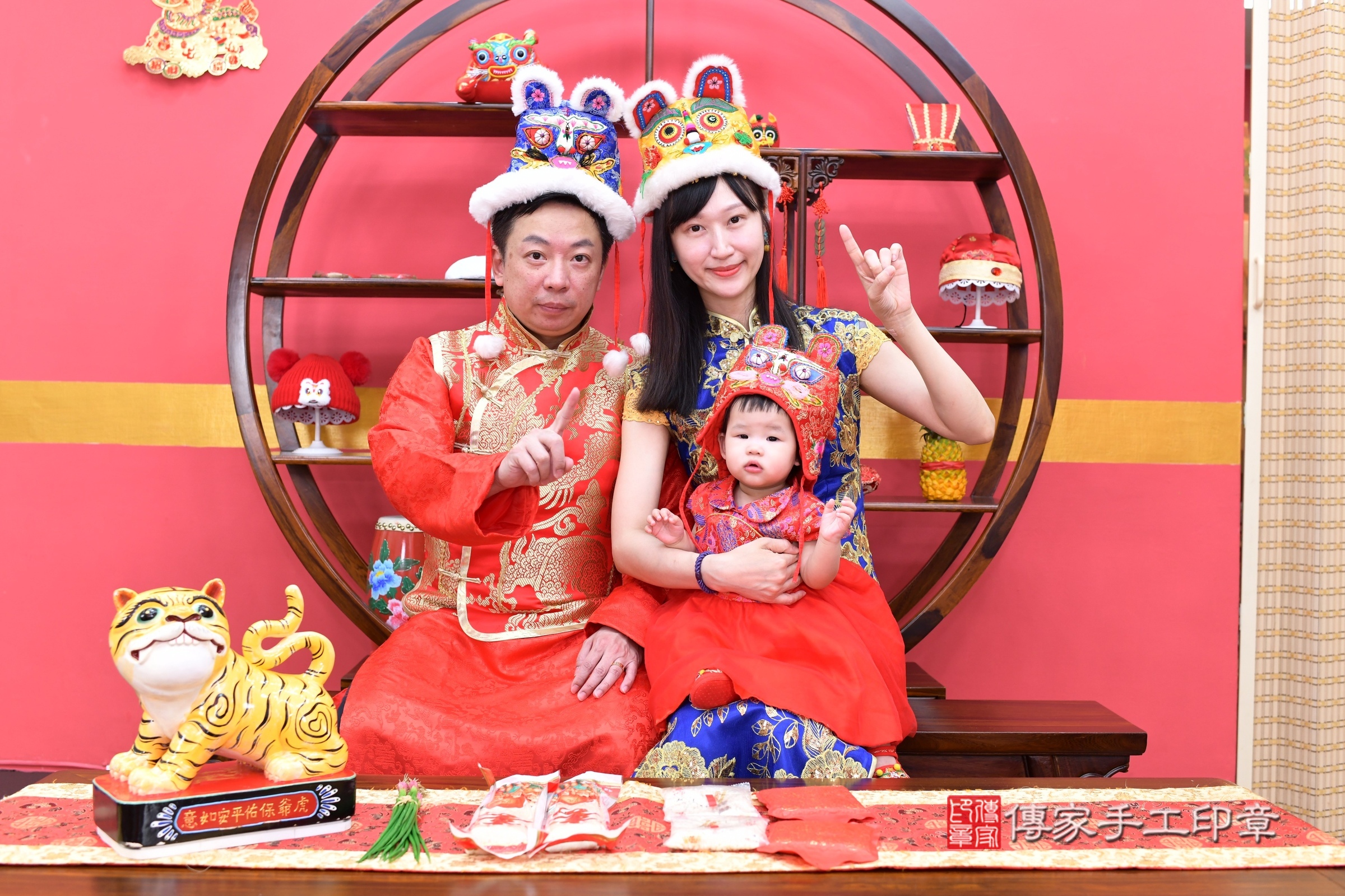 小渝寶寶抓周，成人與小孩古裝禮服照。地點：傳家「新北店」古禮會場，照片2