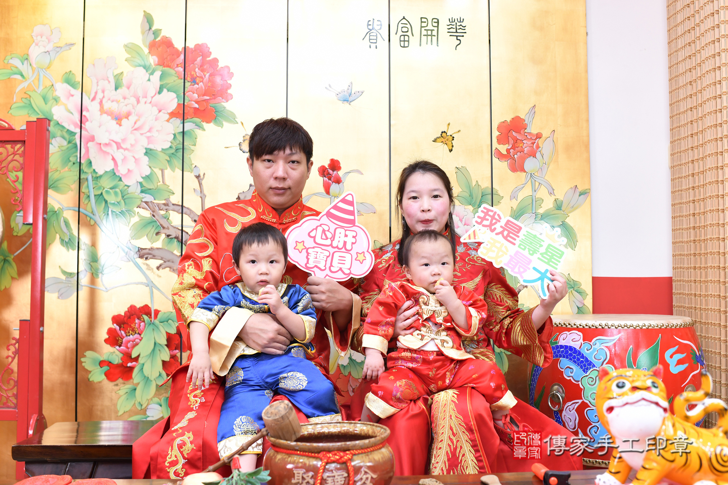 凡凡寶寶抓周，成人與小孩古裝禮服照。地點：傳家「台北店」古禮會場，照片1