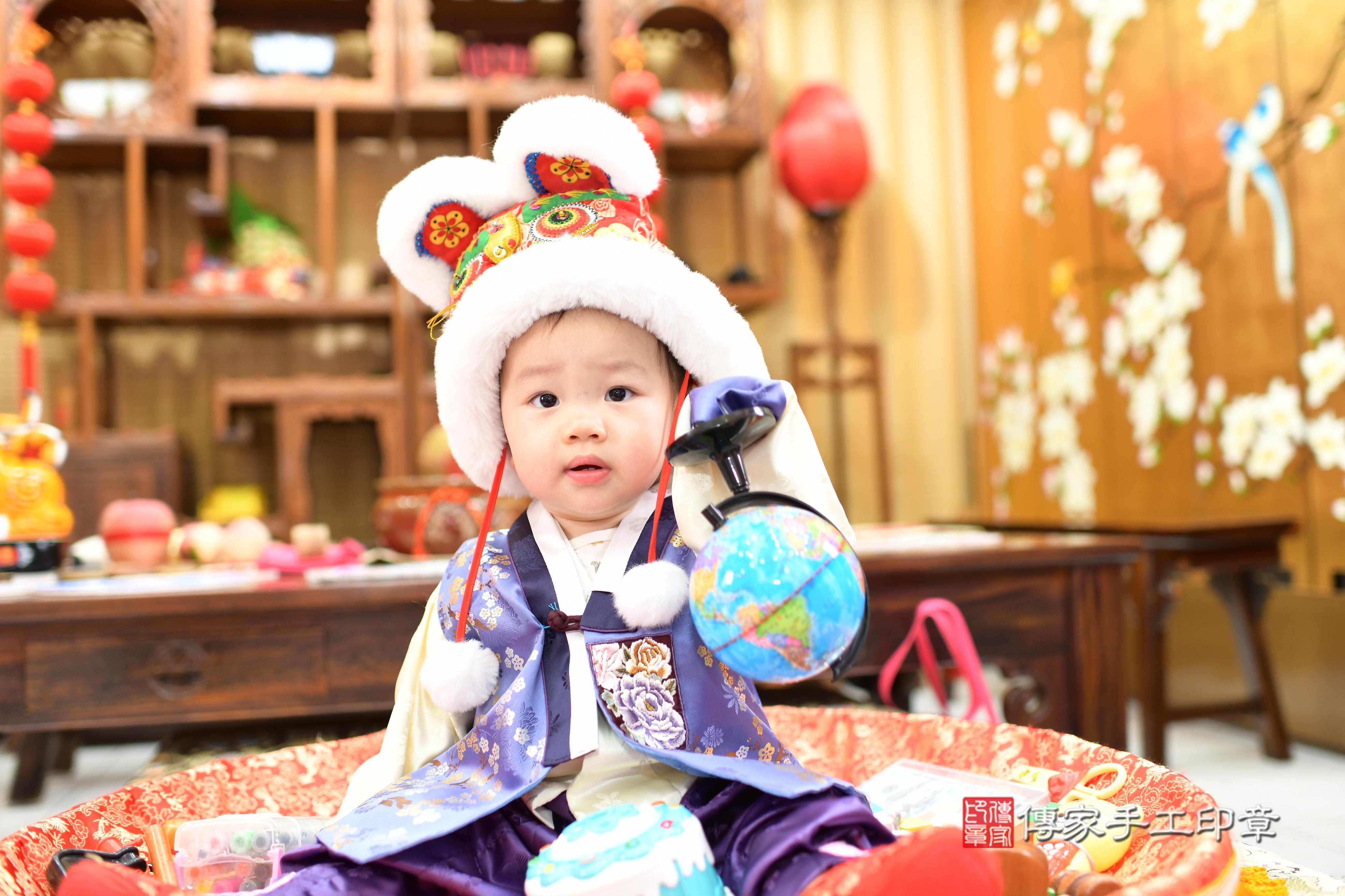 鈞鈞寶貝抓周，小孩古裝禮服照。地點：傳家「台南店」古禮會場