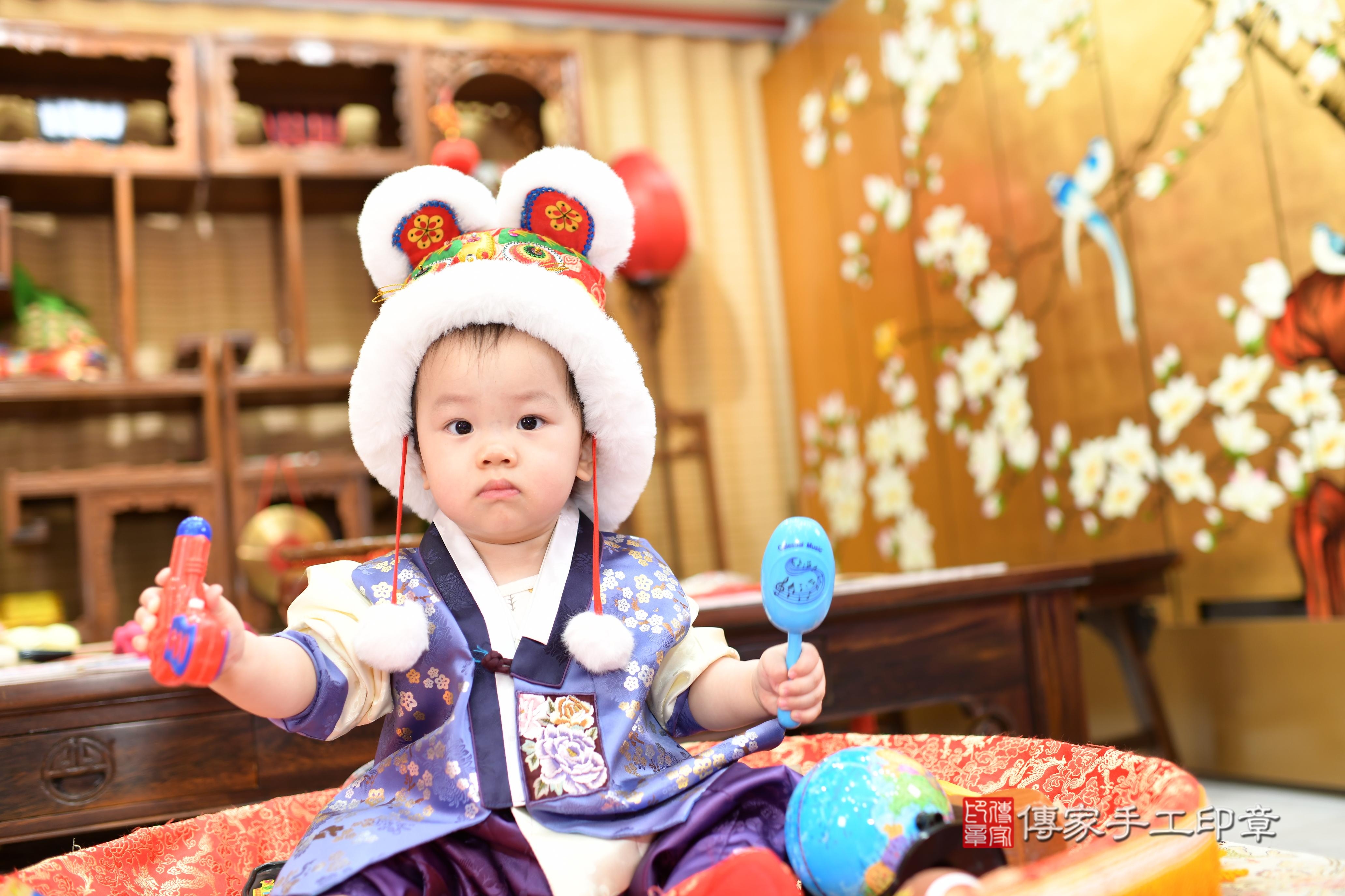 鈞鈞寶貝抓周，小孩古裝禮服照。地點：傳家「台南店」古禮會場