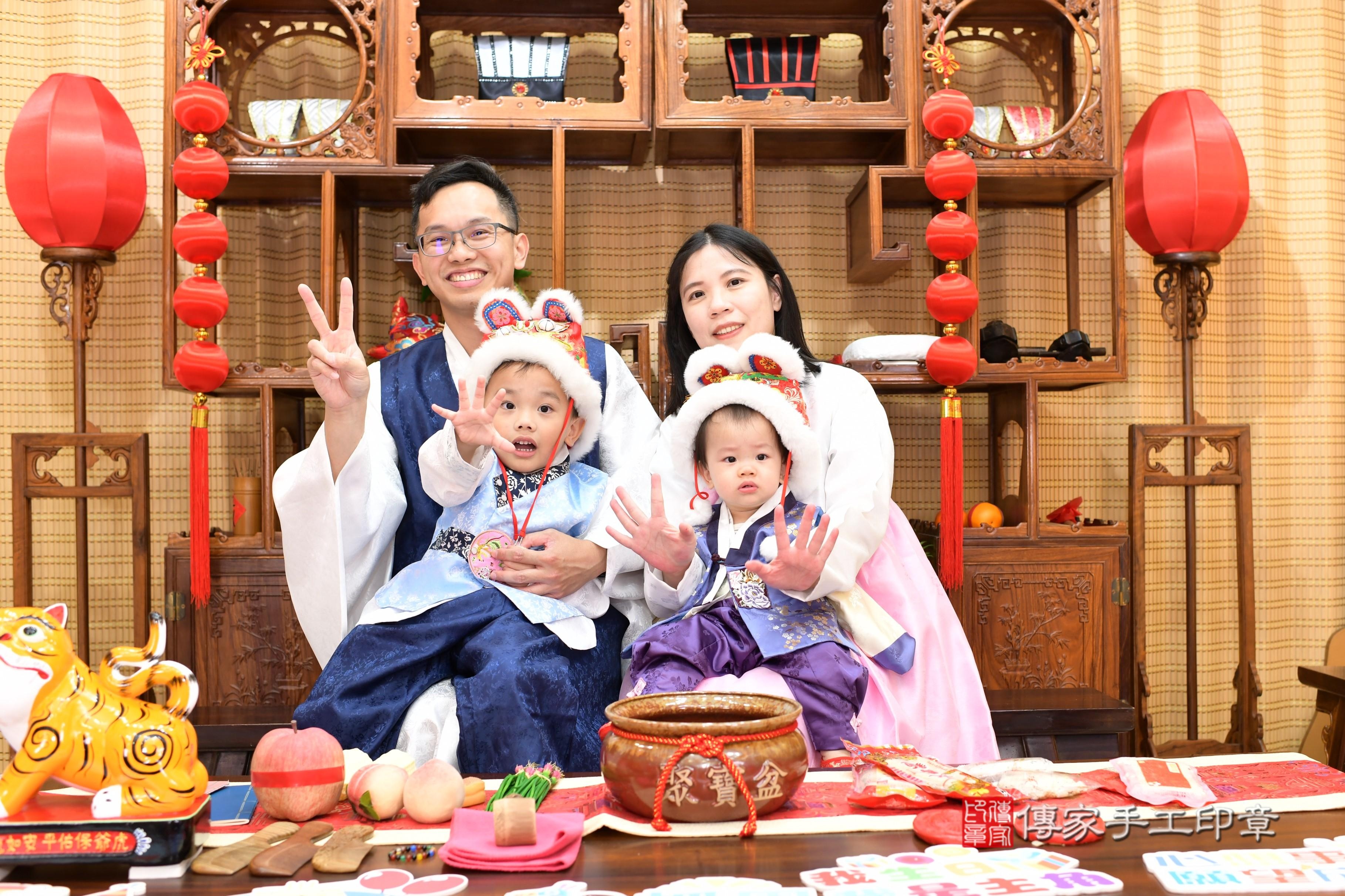 鈞鈞寶貝抓周，成人與小孩古裝禮服照。地點：傳家「台南店」古禮會場