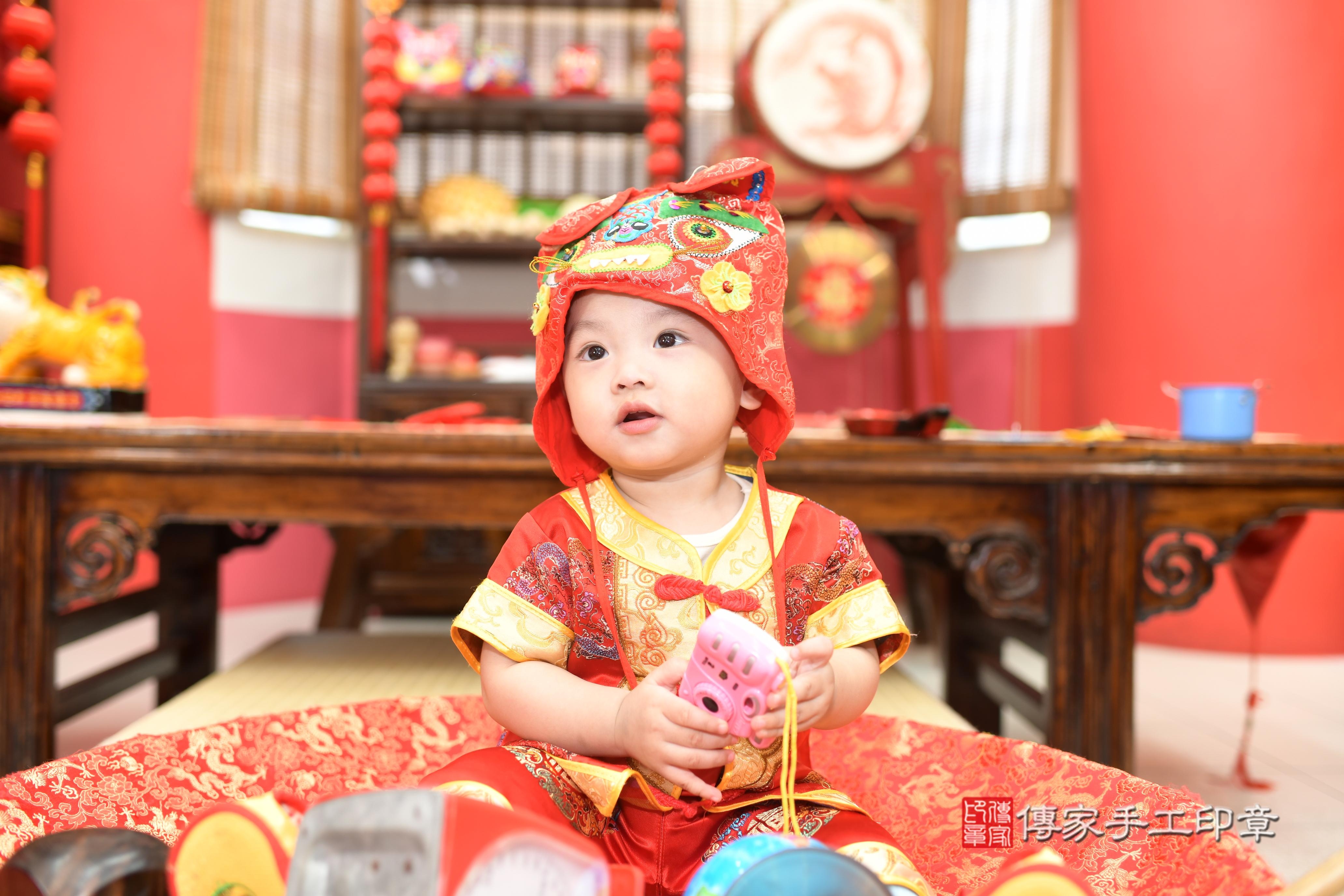 煦煦寶貝抓周，小孩古裝禮服照。地點：傳家「高雄店」古禮會場	
