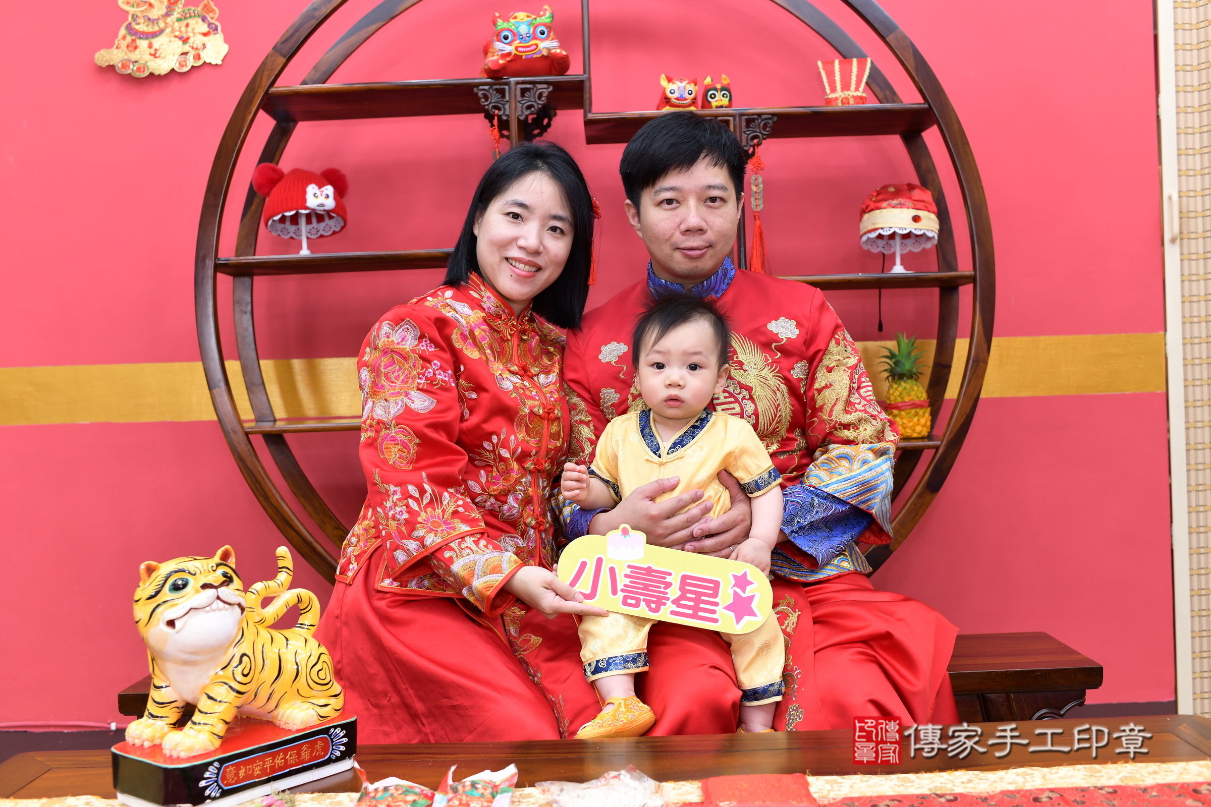 霆霆寶寶抓周，成人與小孩古裝禮服照。地點：傳家「新北店」古禮會場，照片2