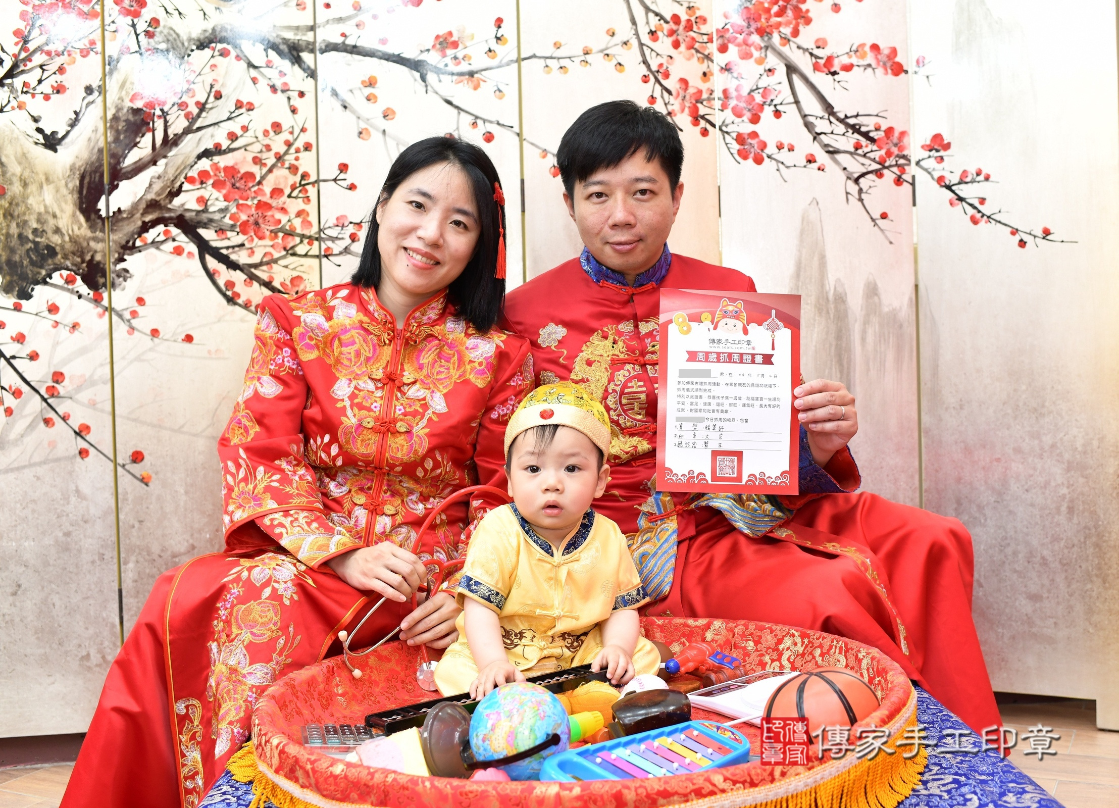 霆霆寶寶抓周，成人與小孩古裝禮服照。地點：傳家「新北店」古禮會場，照片4