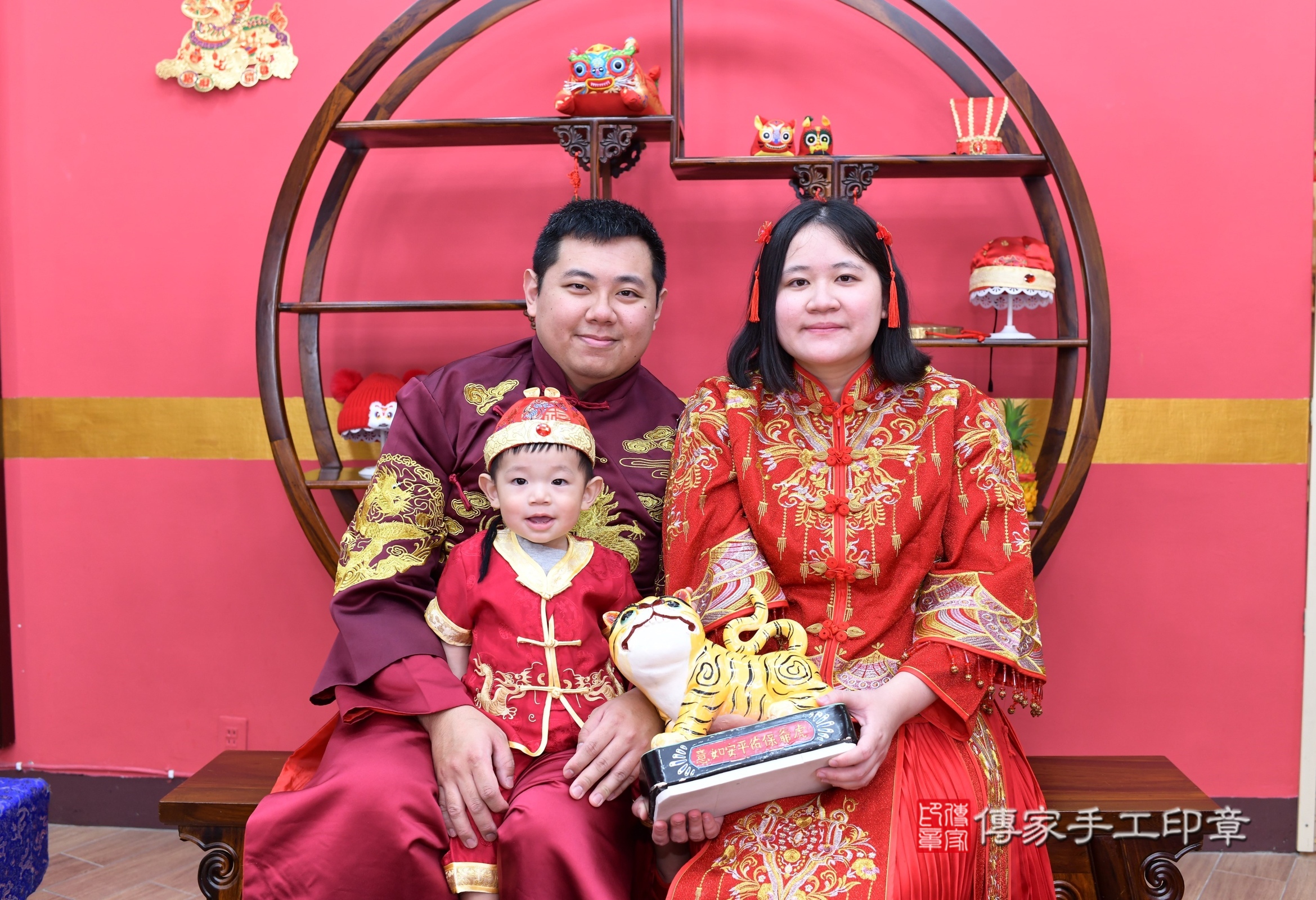 佑佑寶寶抓周，成人與小孩古裝禮服照。地點：傳家「新北店」古禮會場，照片2
