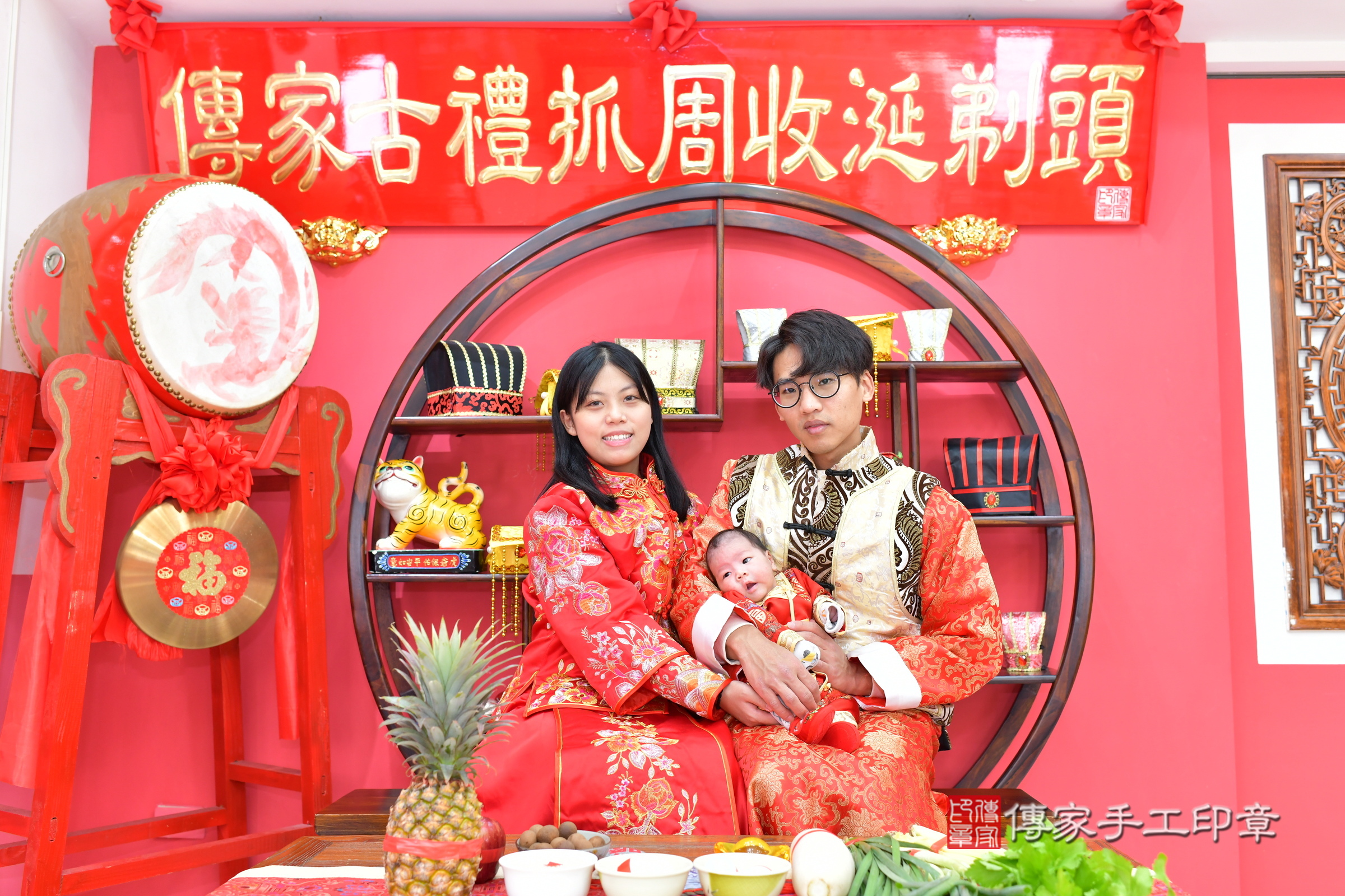 小滐寶寶剃頭，成人與小孩古裝禮服照。地點：傳家「台中店」古禮會場，照片2