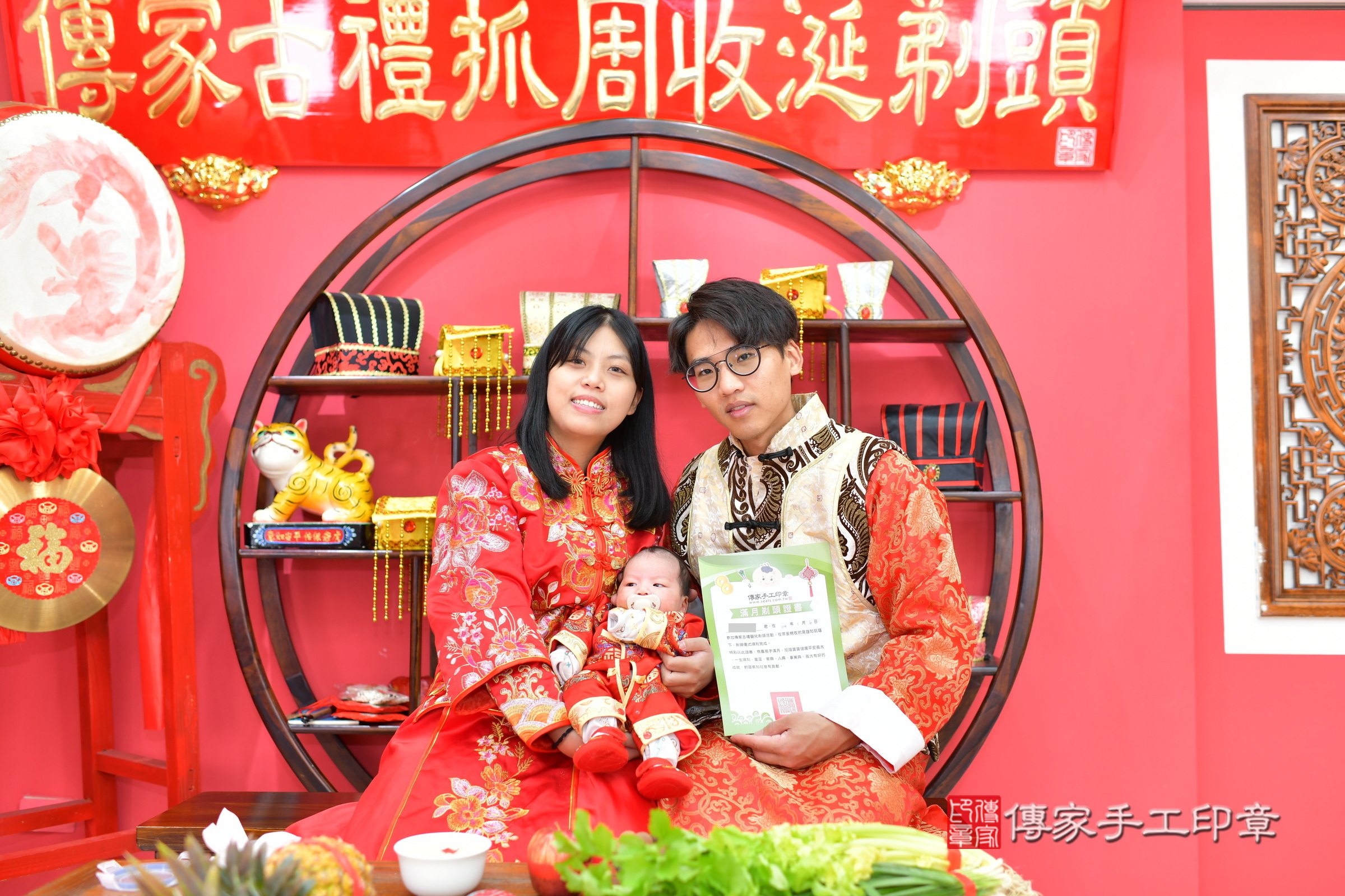 小滐寶寶剃頭，成人與小孩古裝禮服照。地點：傳家「台中店」古禮會場，照片4