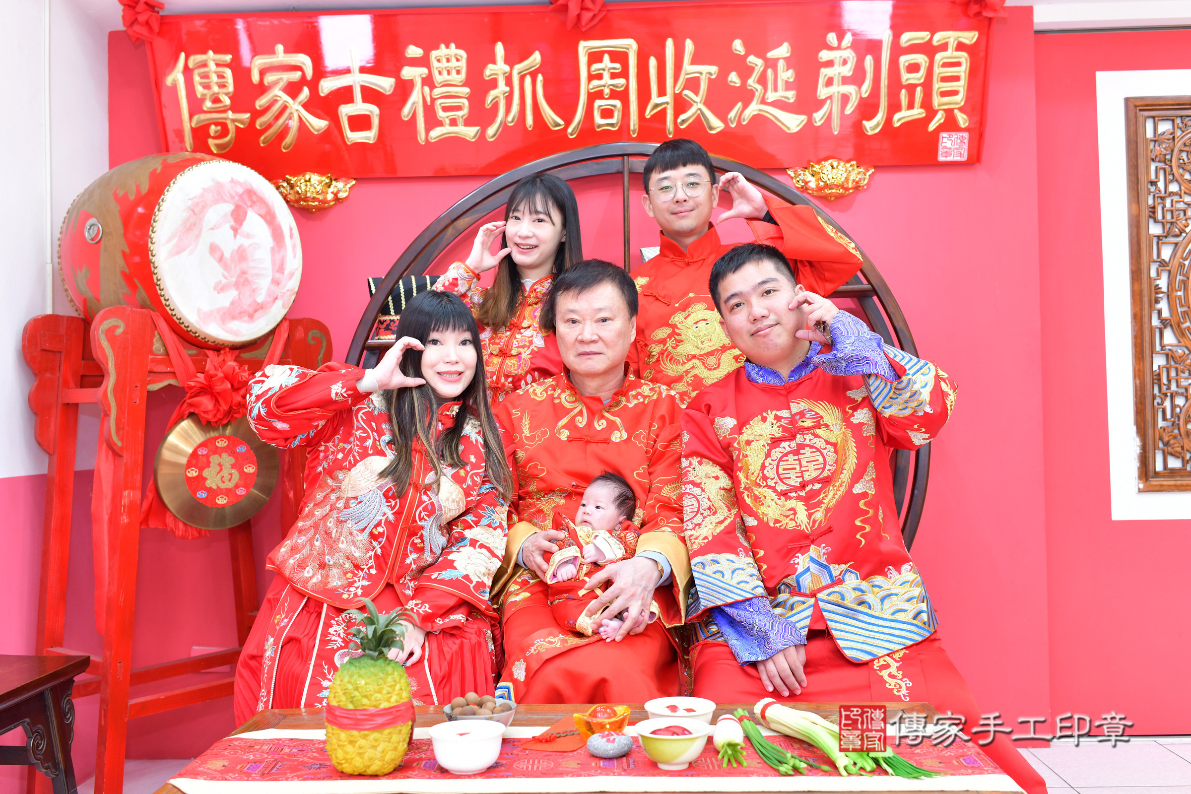 小駿寶寶剃頭，成人與小孩古裝禮服照。地點：傳家「台中店」古禮會場，照片2