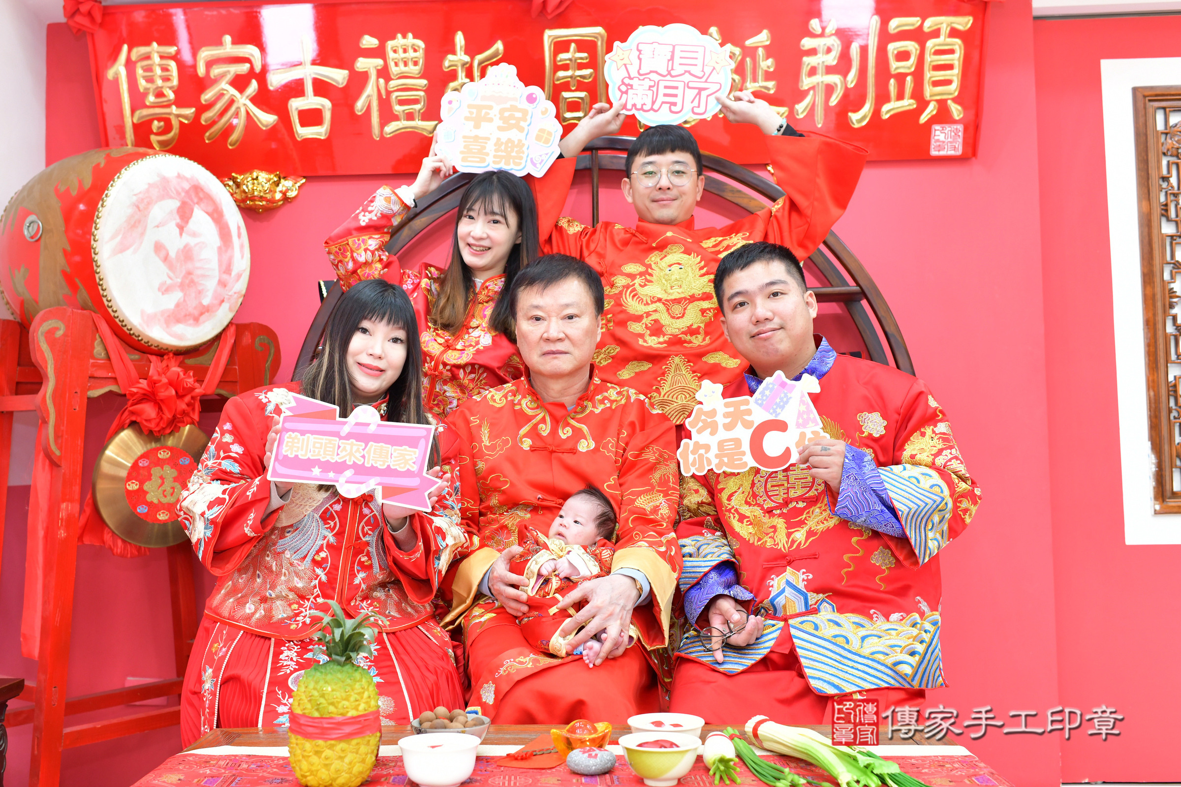 小駿寶寶剃頭，成人與小孩古裝禮服照。地點：傳家「台中店」古禮會場，照片3