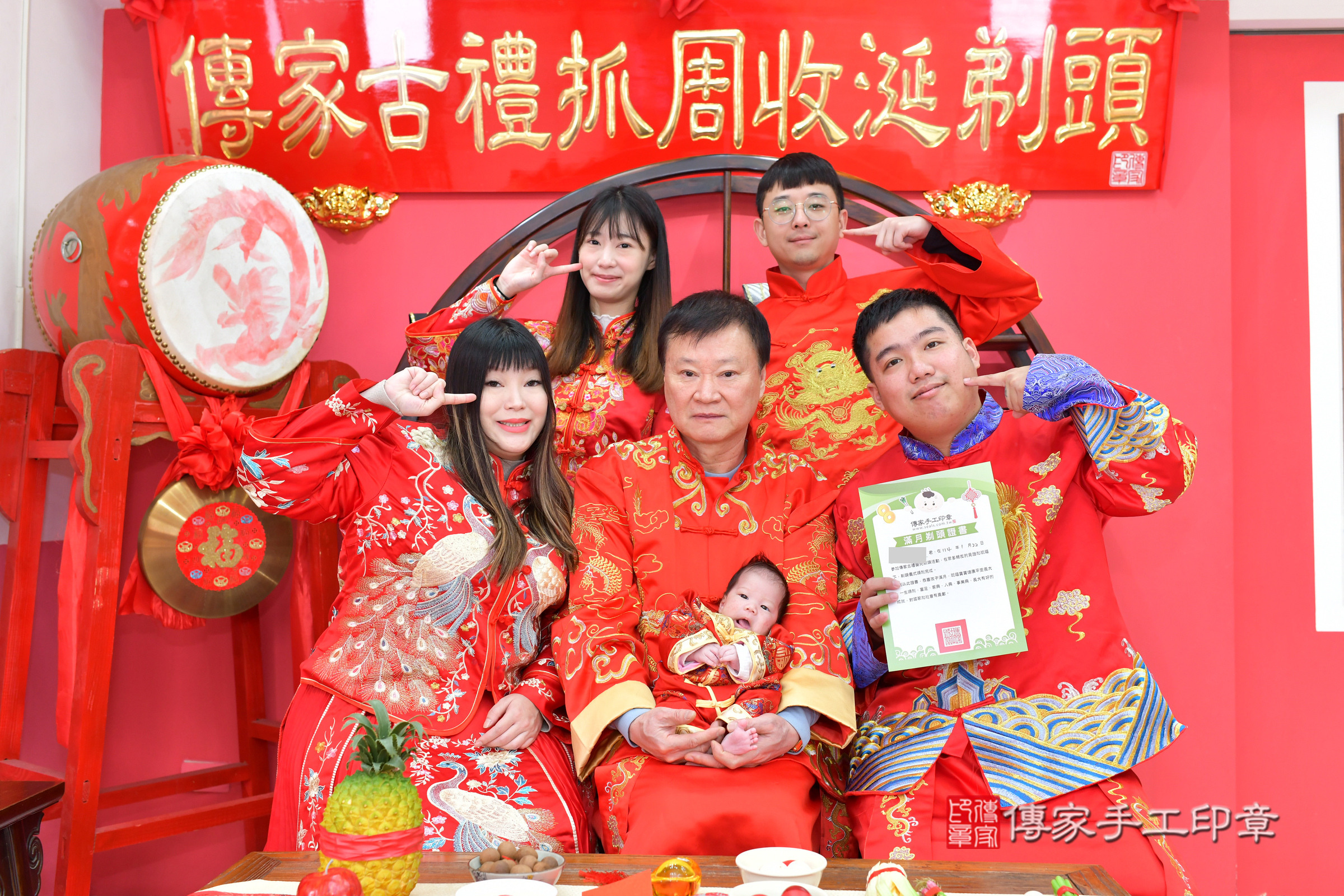 小駿寶寶剃頭，成人與小孩古裝禮服照。地點：傳家「台中店」古禮會場，照片4