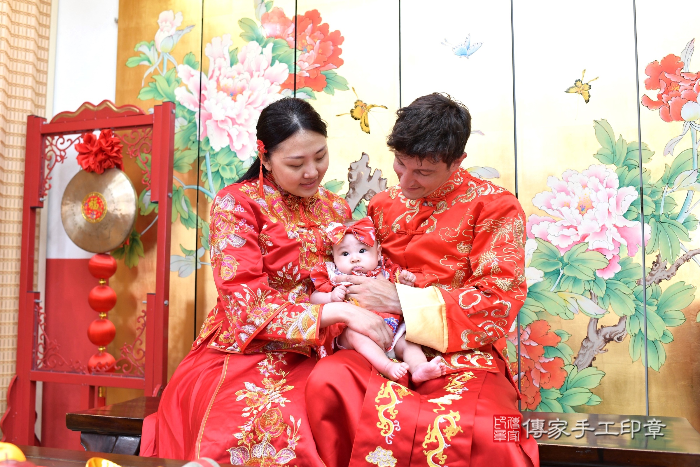 宸宸寶寶剃頭，成人與小孩古裝禮服照。地點：傳家「台北店」古禮會場，照片2