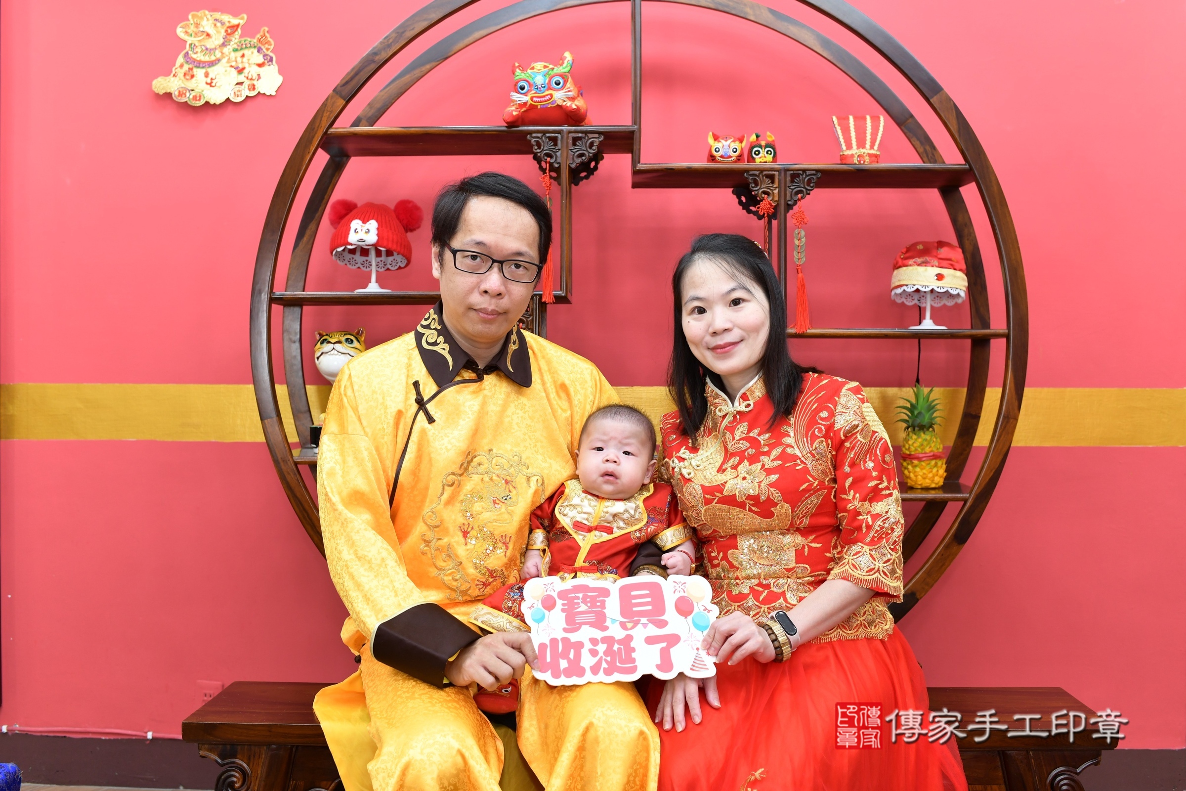 小瑔寶寶收涎，成人與小孩古裝禮服照。地點：傳家「新北店」古禮會場，照片2