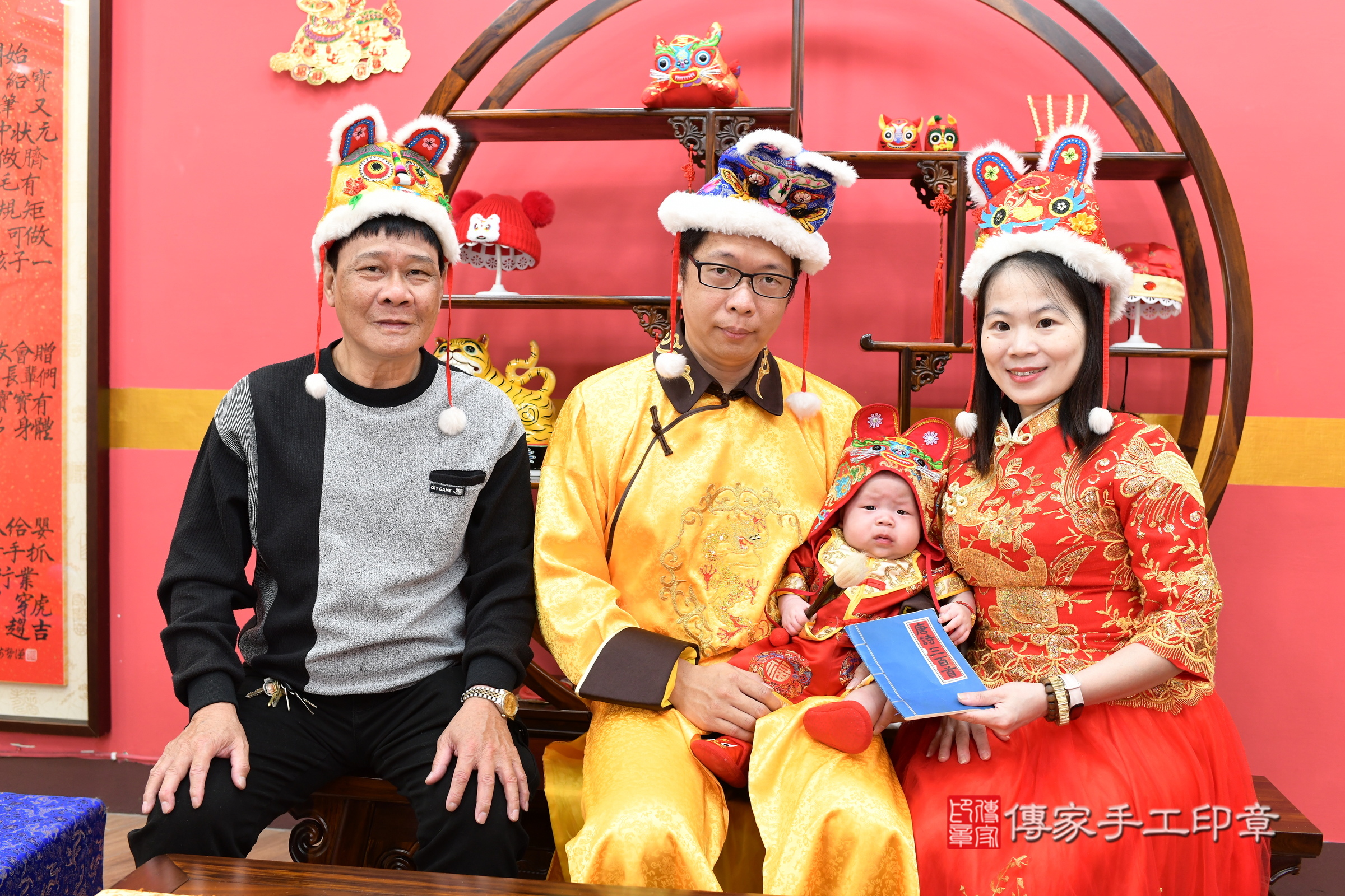 小瑔寶寶收涎，成人與小孩古裝禮服照。地點：傳家「新北店」古禮會場，照片3