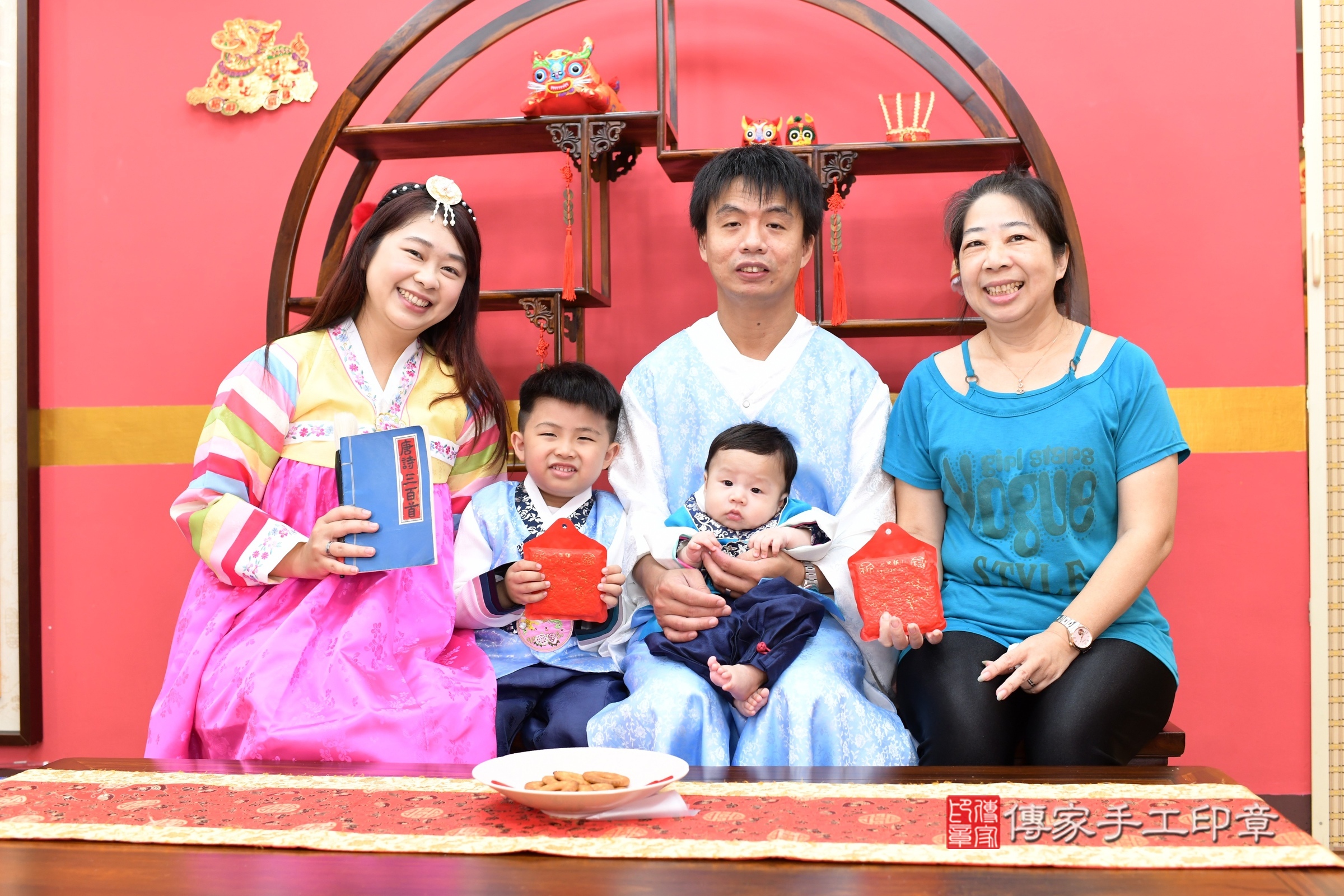 小誠寶寶收涎，成人與小孩古裝禮服照。地點：傳家「新北店」古禮會場，照片1