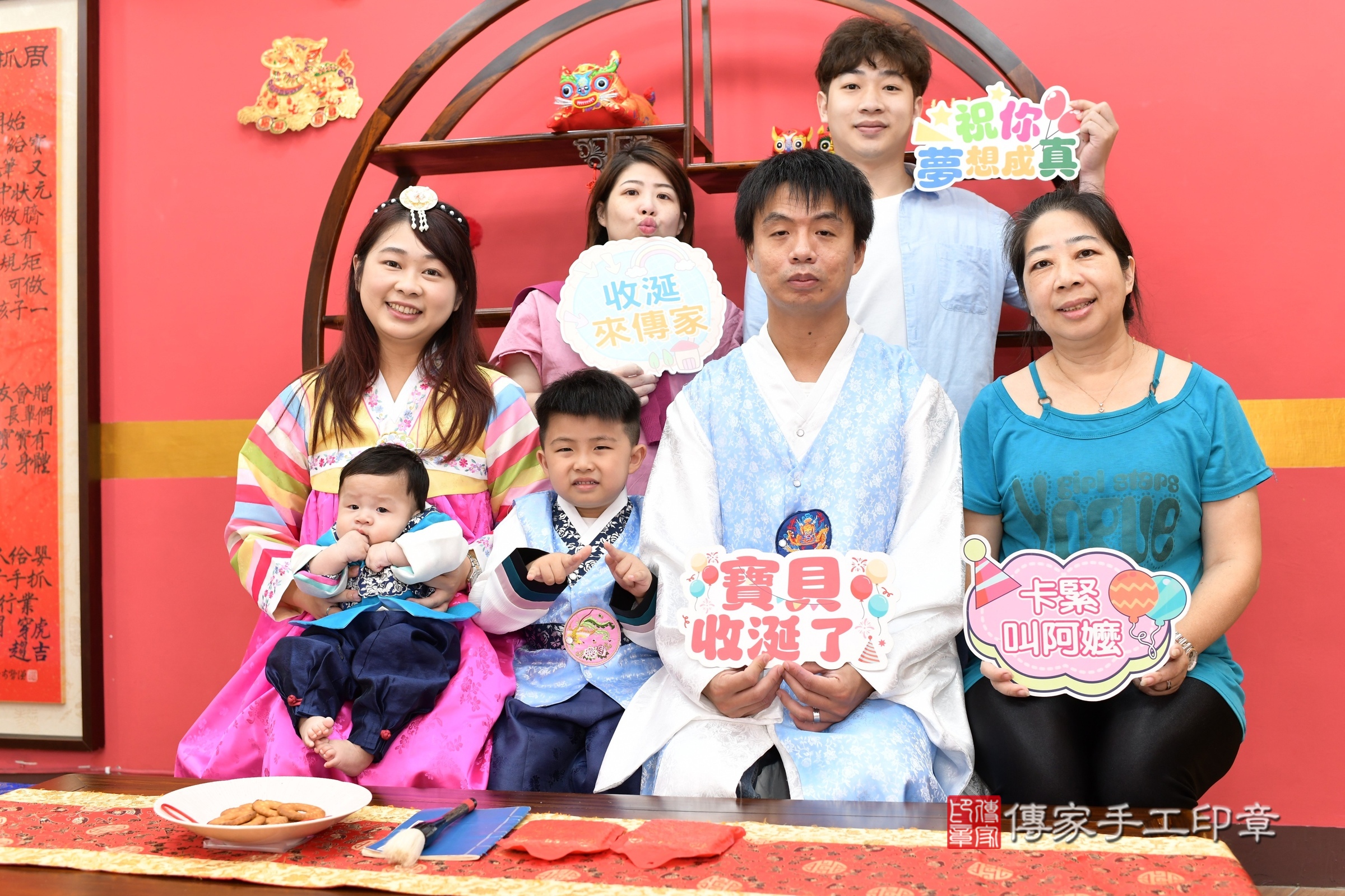 小誠寶寶收涎，成人與小孩古裝禮服照。地點：傳家「新北店」古禮會場，照片2