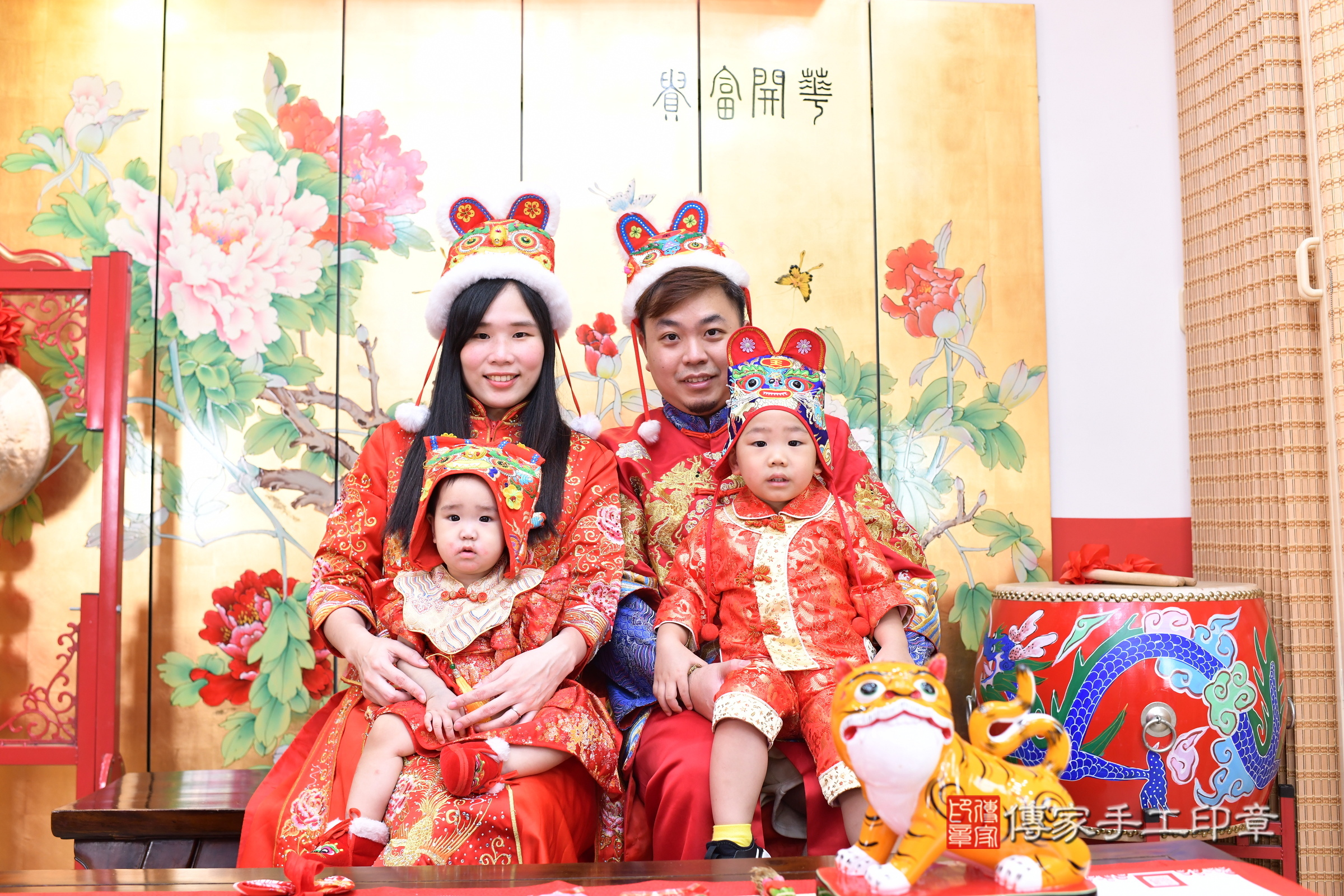 汝汝寶寶抓周，成人與小孩古裝禮服照。地點：傳家「新北店」古禮會場，照片2