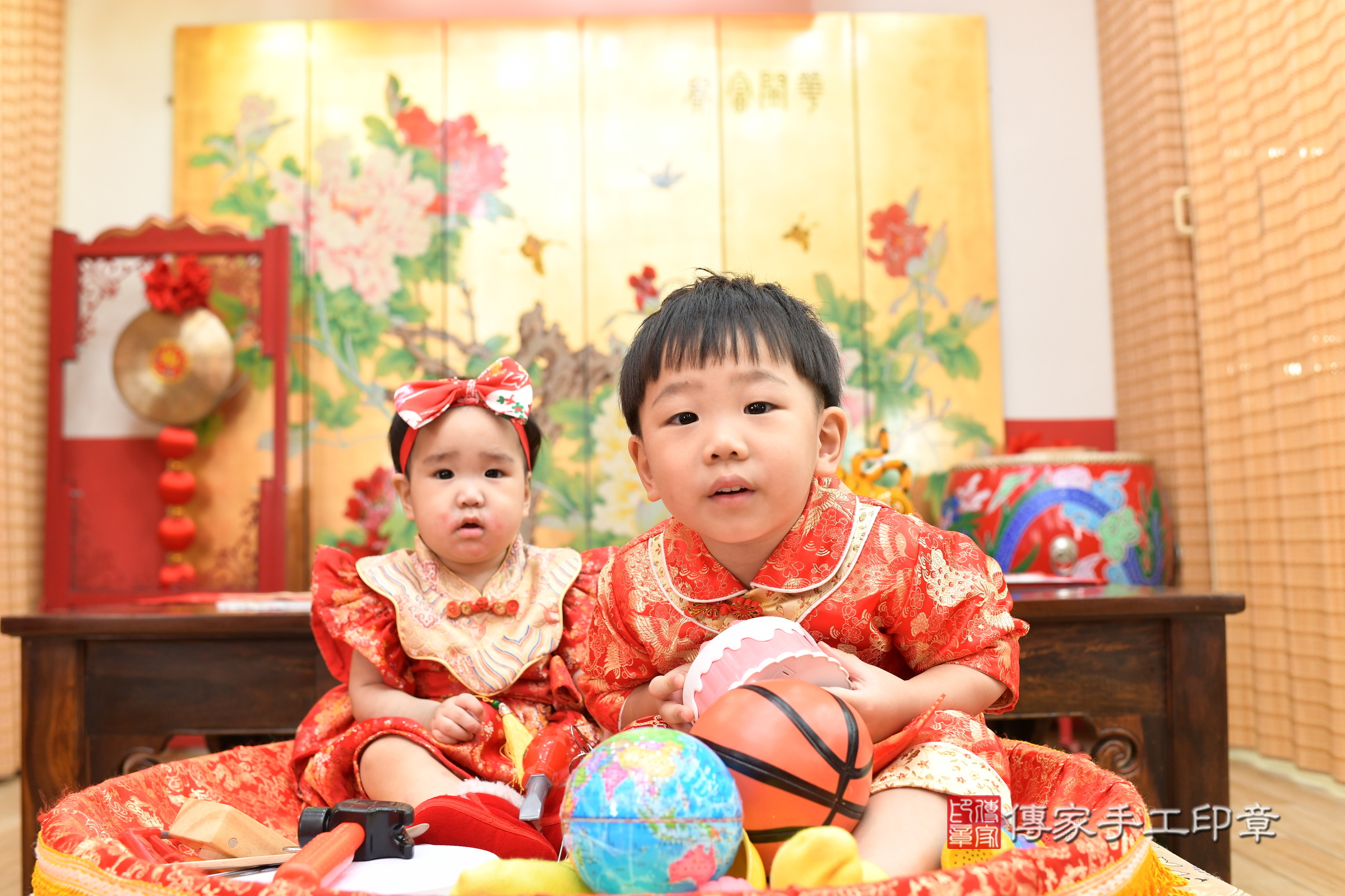 汝汝寶寶抓周，小孩古裝禮服照。地點：傳家「新北店」古禮會場，照片1