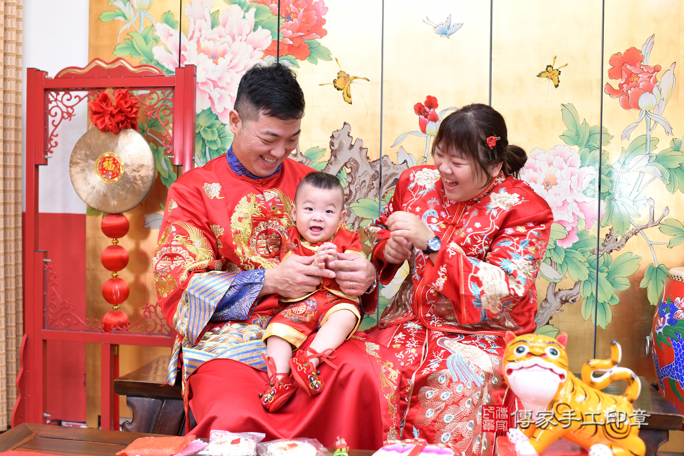 元元寶寶抓周，成人與小孩古裝禮服照。地點：傳家「台北店」古禮會場，照片1